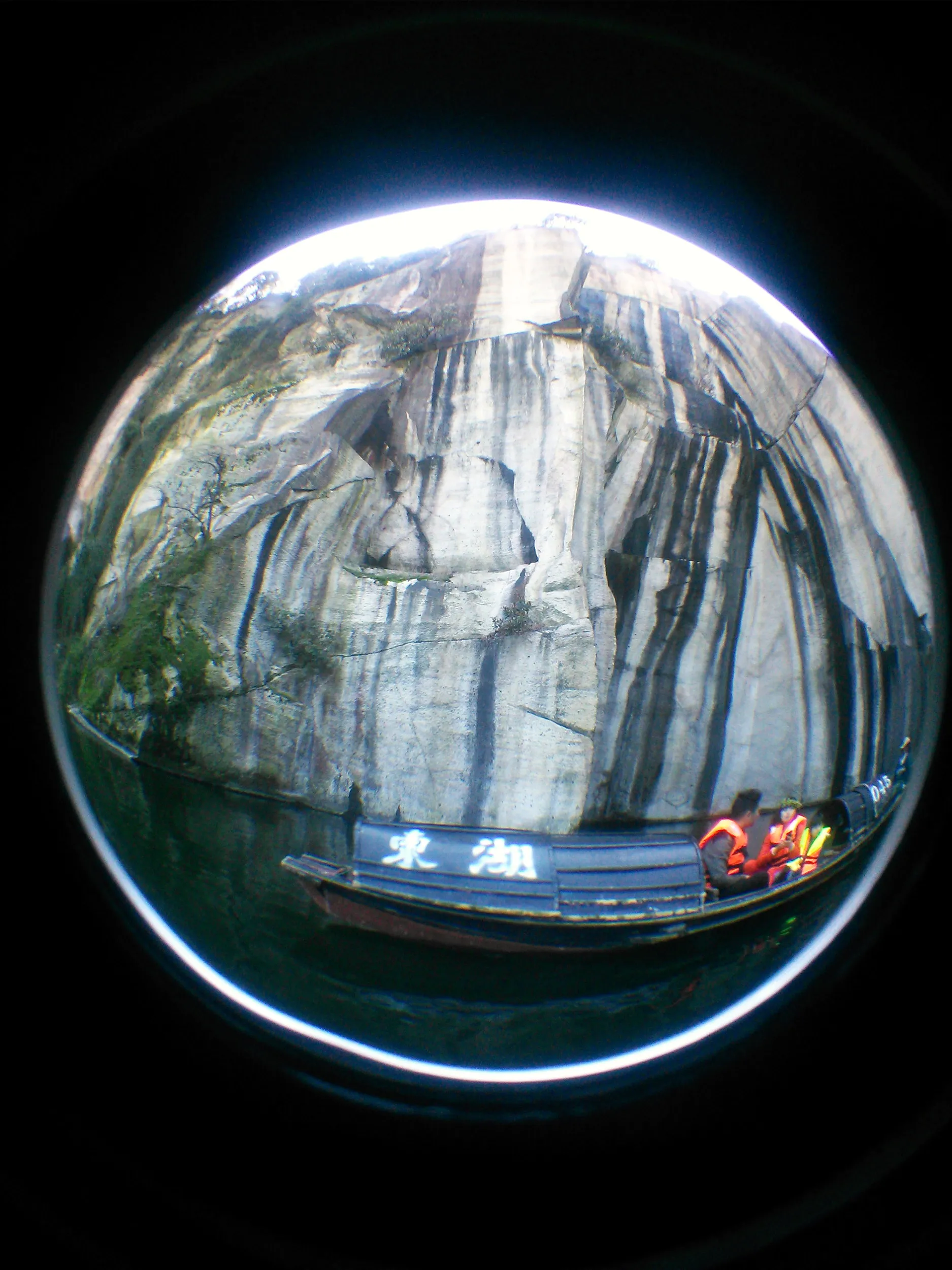 ボートからの東湖の奇岩風景