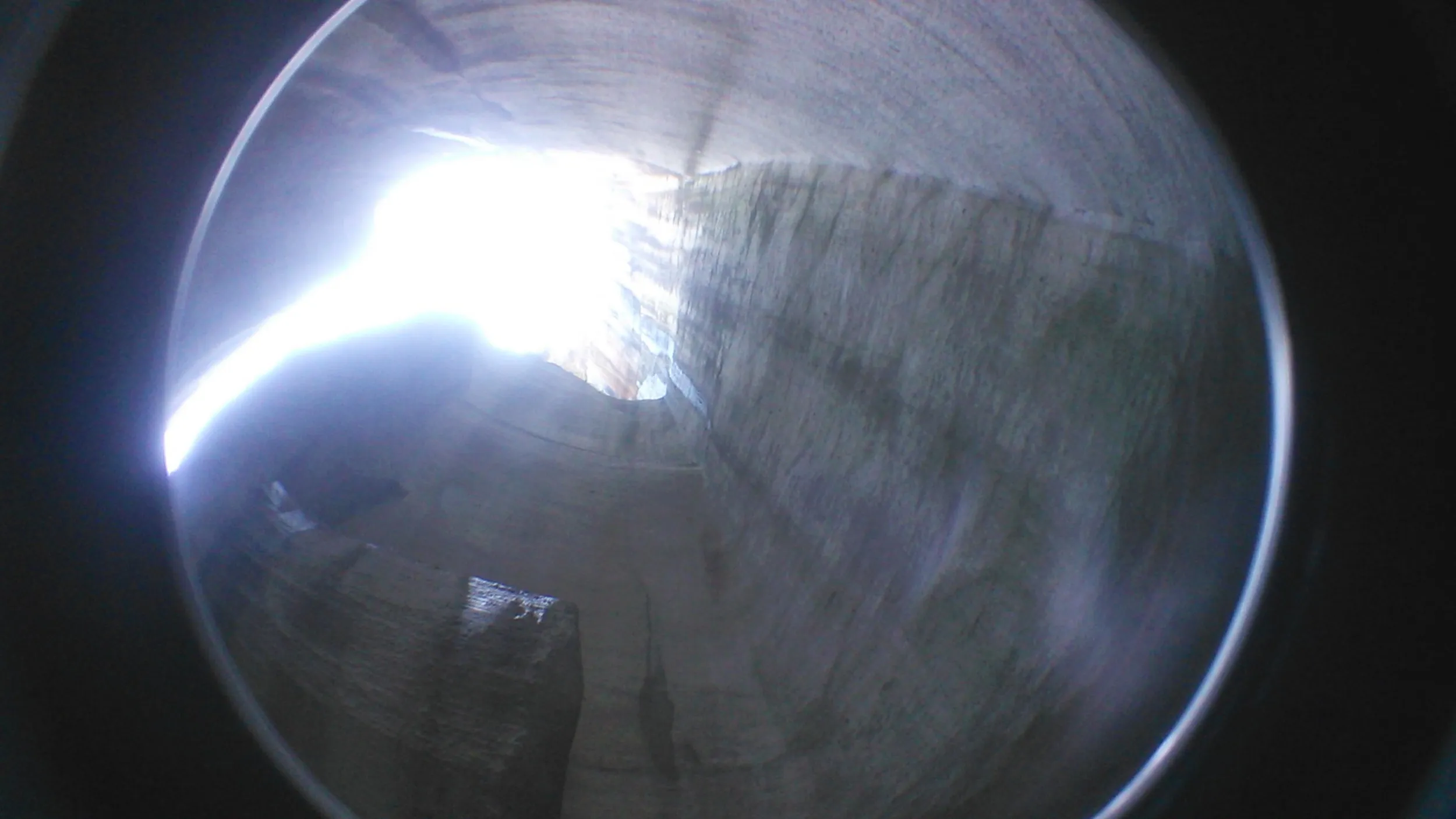 ボートからの東湖の奇岩風景