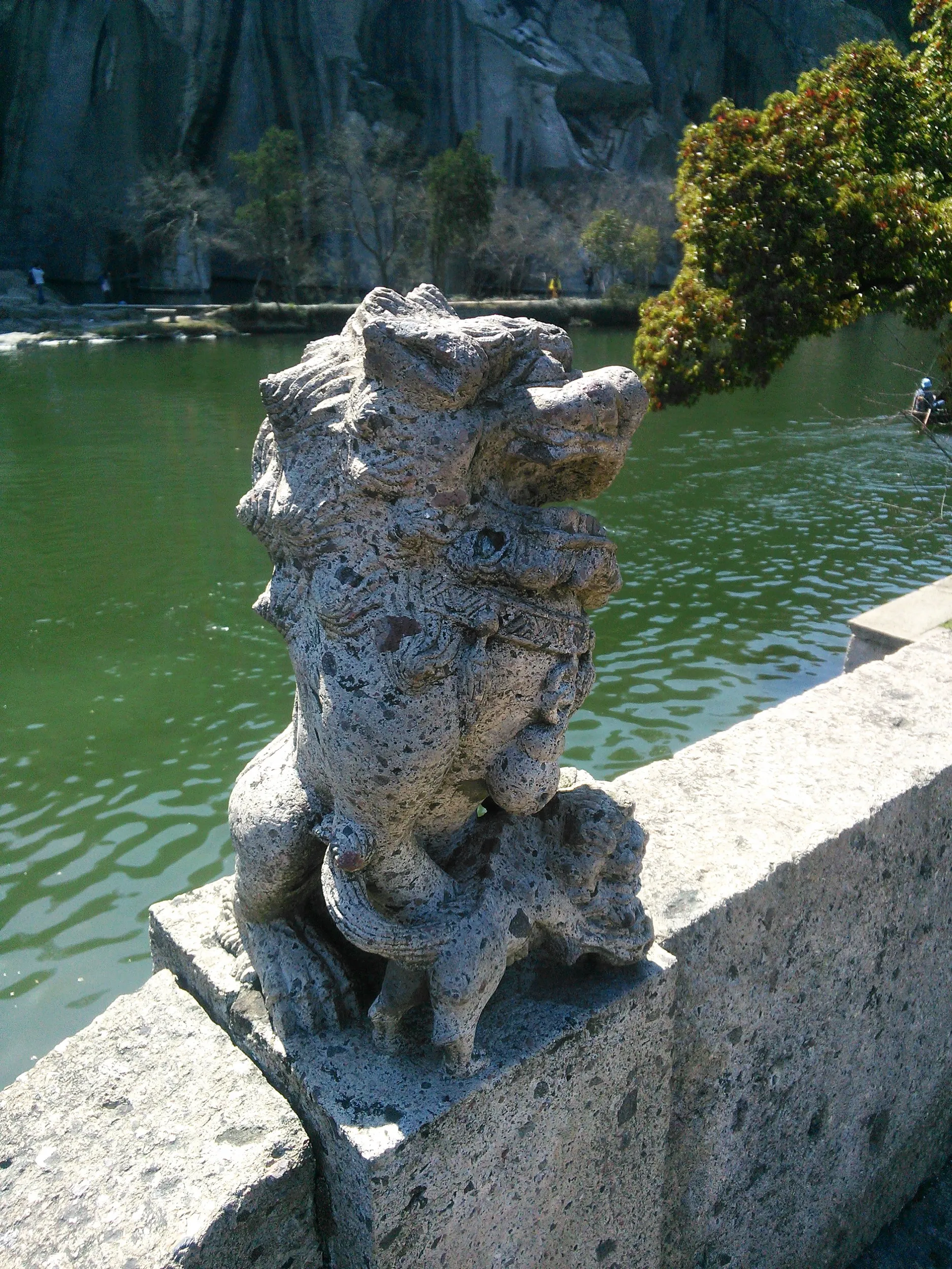 狛犬らしき石造