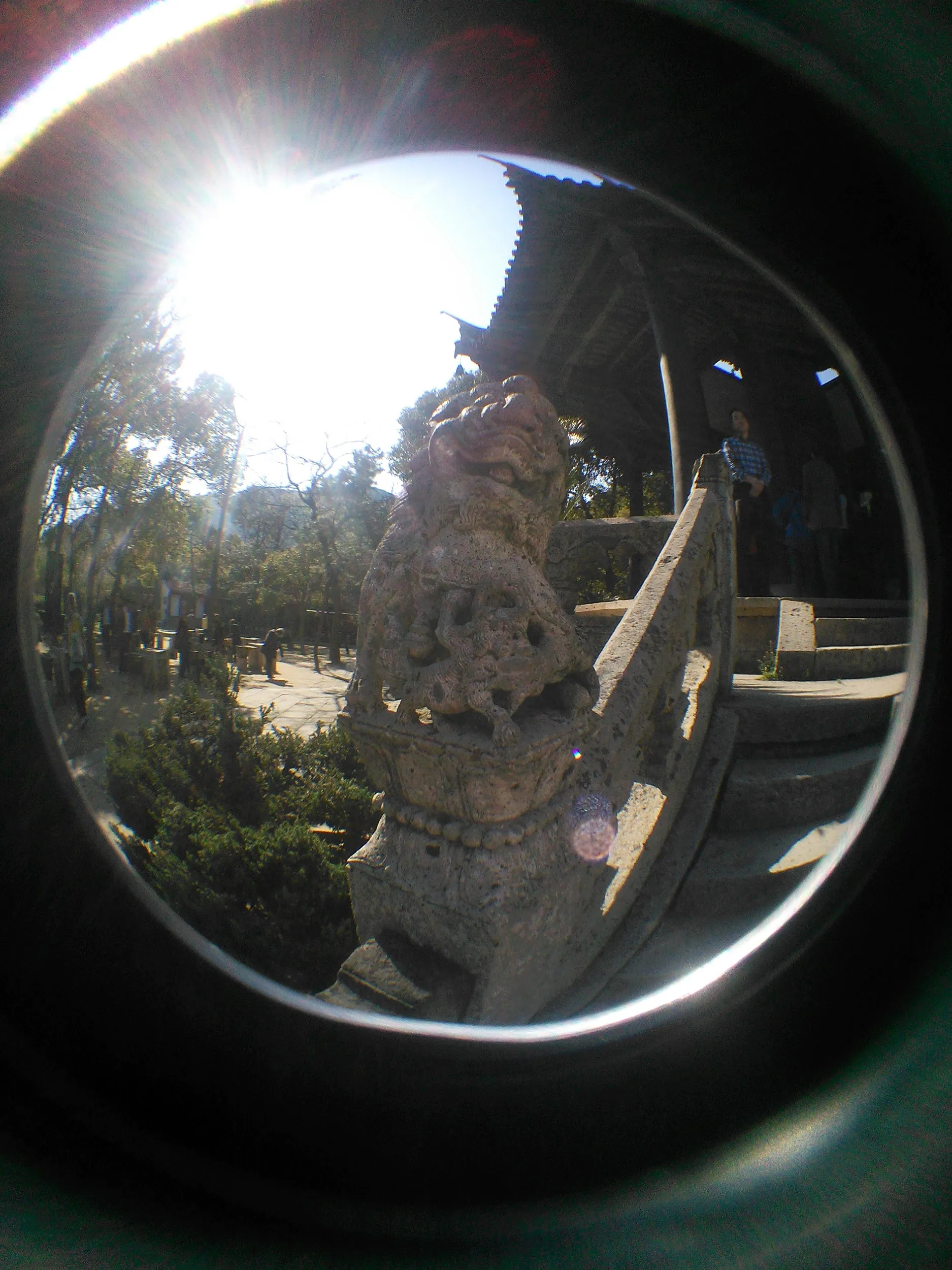 御碑亭と狛犬らしき石造