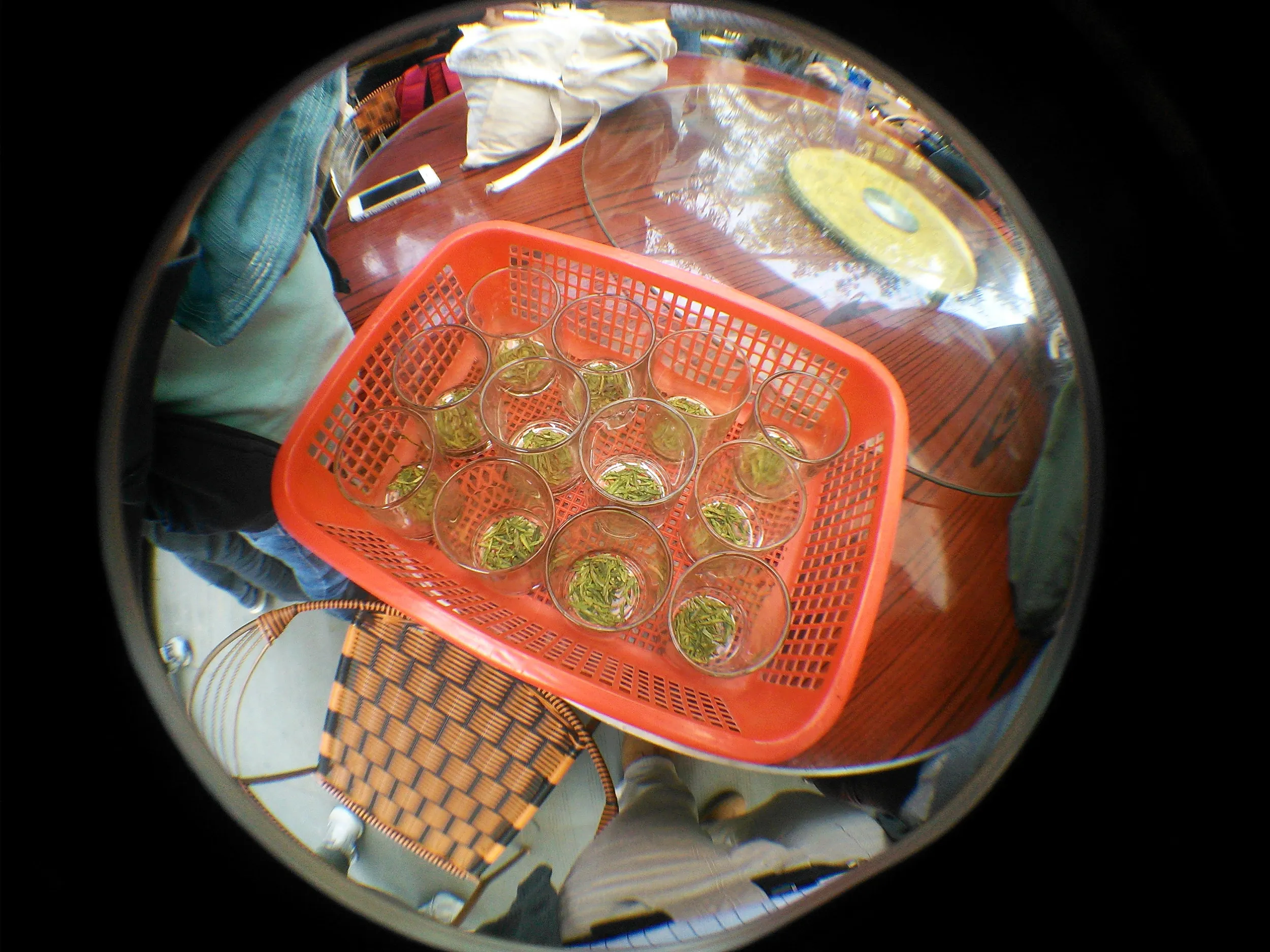 新茶を試飲する