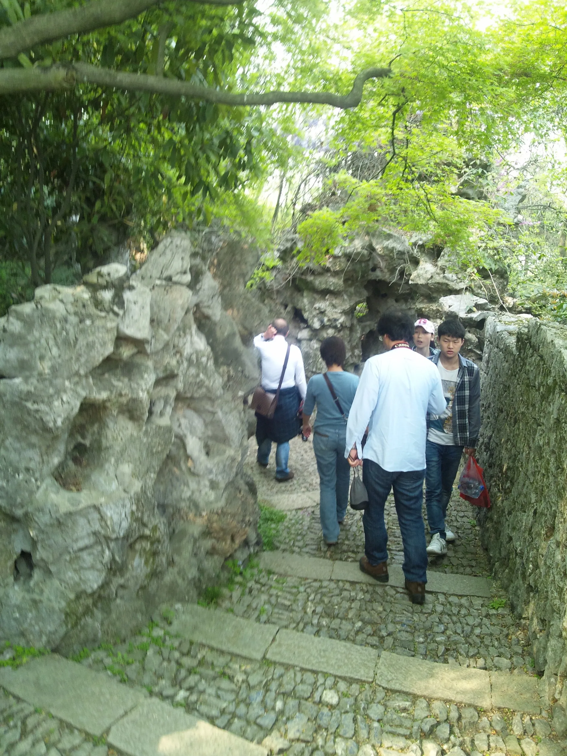 玉皇山から奇岩を縫って下山。