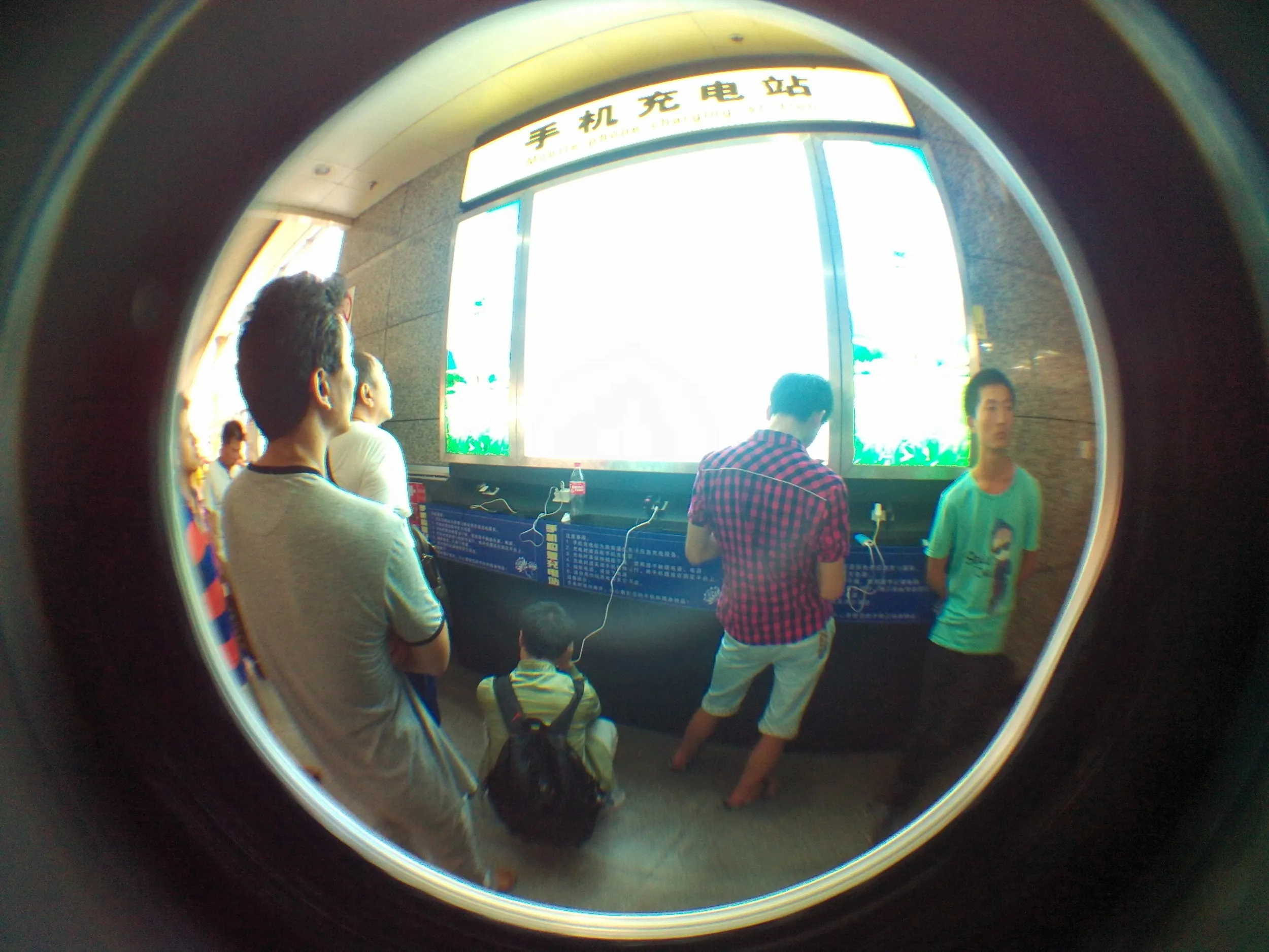 上海駅構内 スマホ充電コーナー