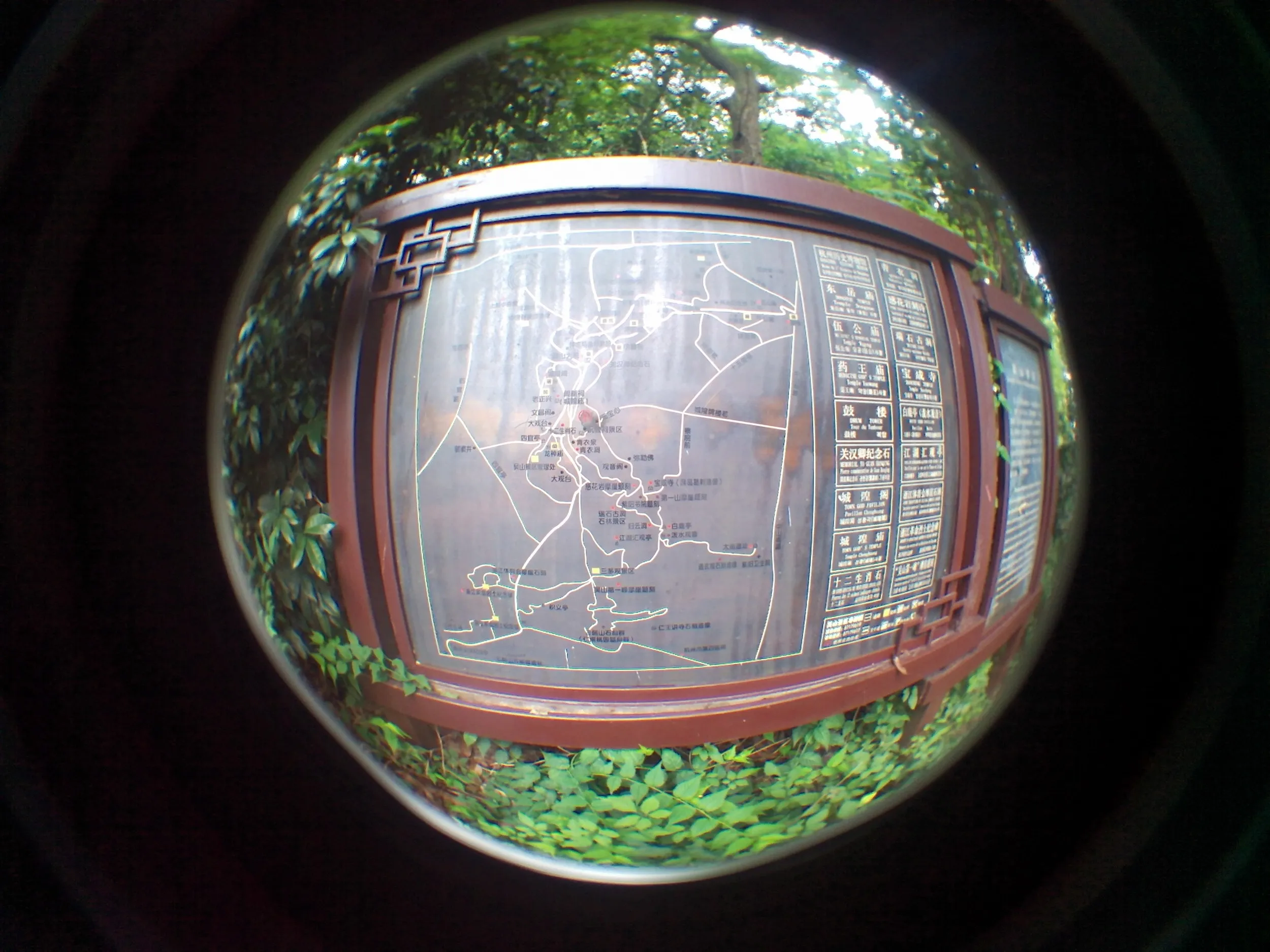 四牌楼付近から吴山を目指す。案内板