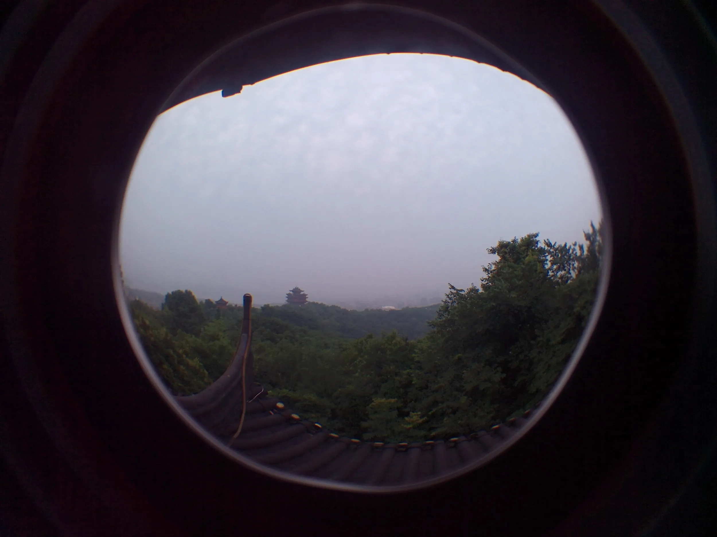 江湖匯観亭から城隍閣と西湖を眺める