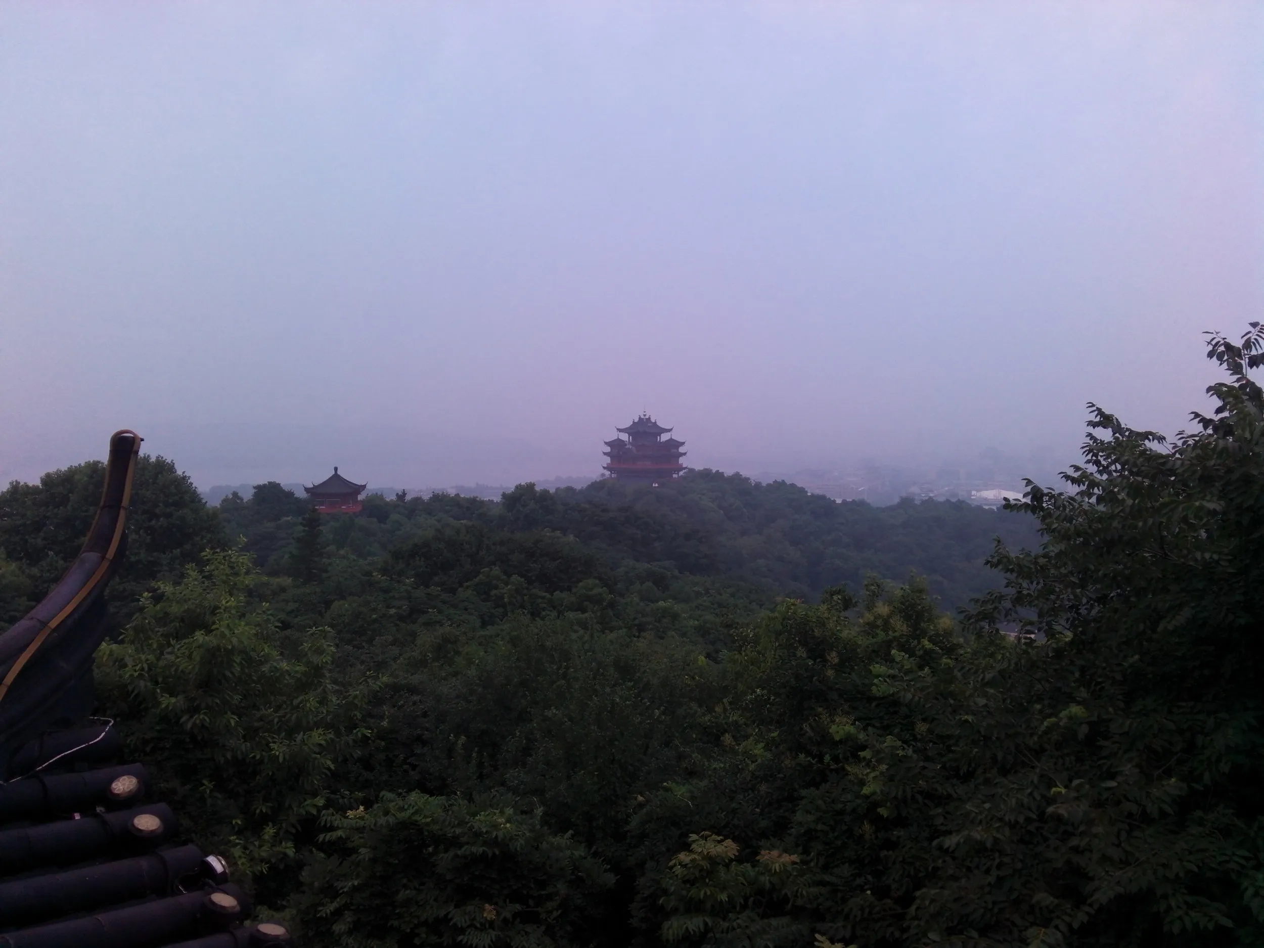 江湖匯観亭から城隍閣と西湖を眺める