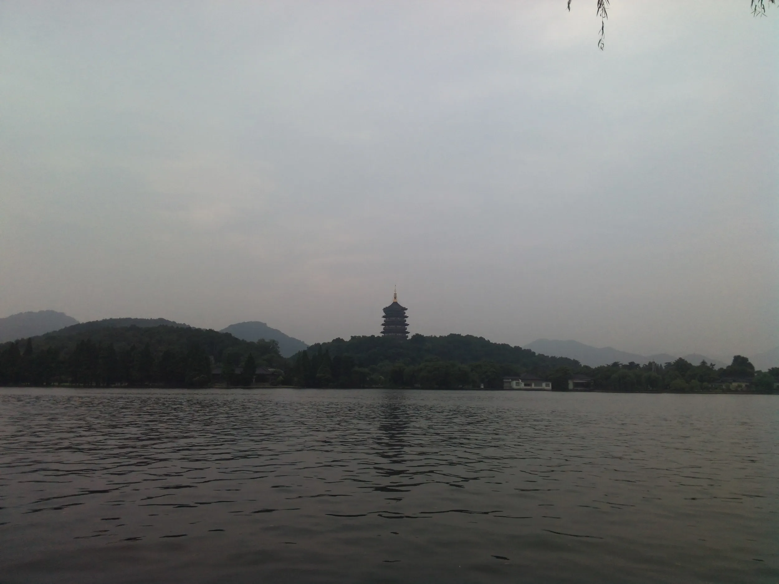 西湖湖畔から雷峰塔を眺める