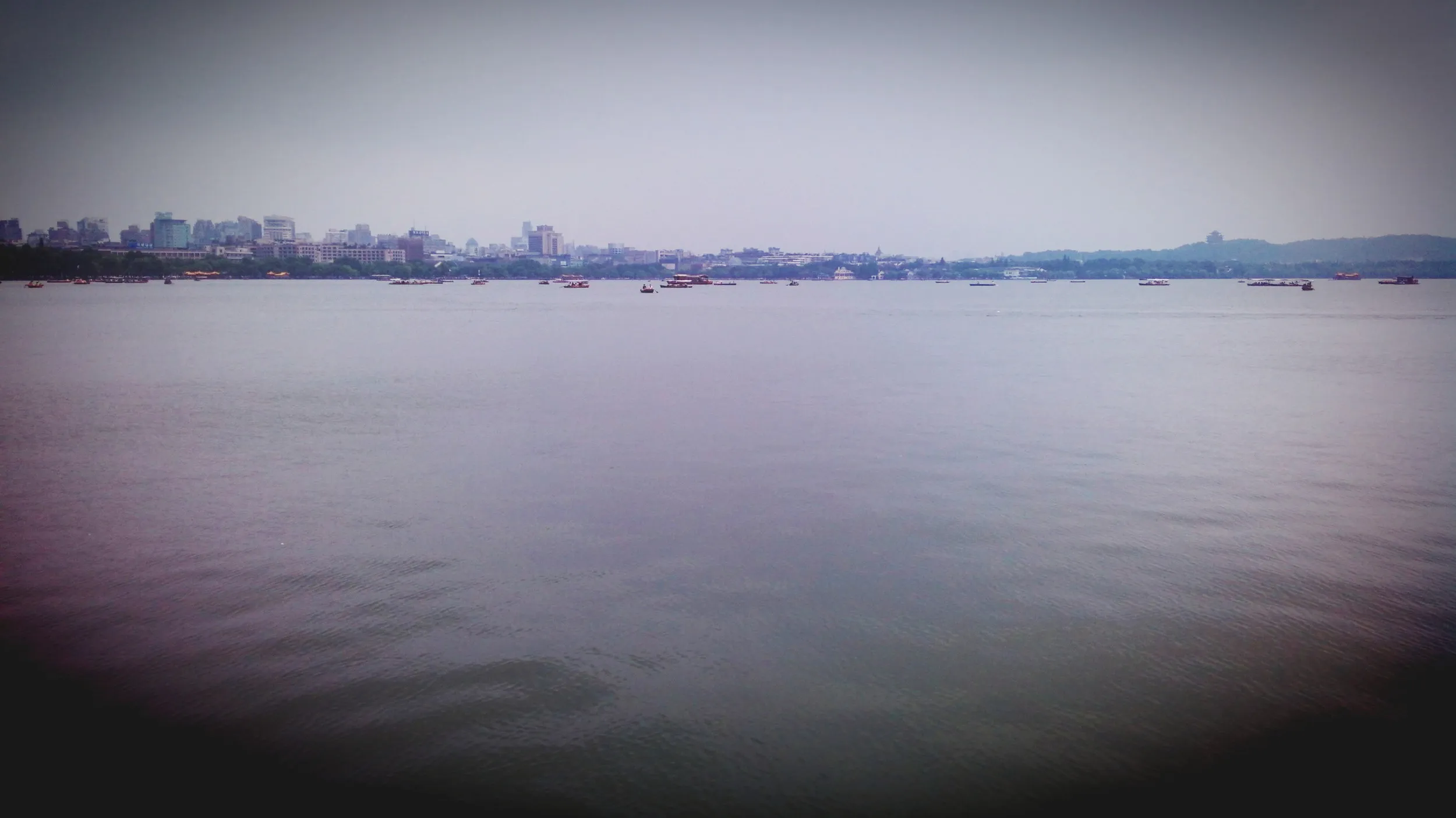 白堤から眺めた西湖の風景