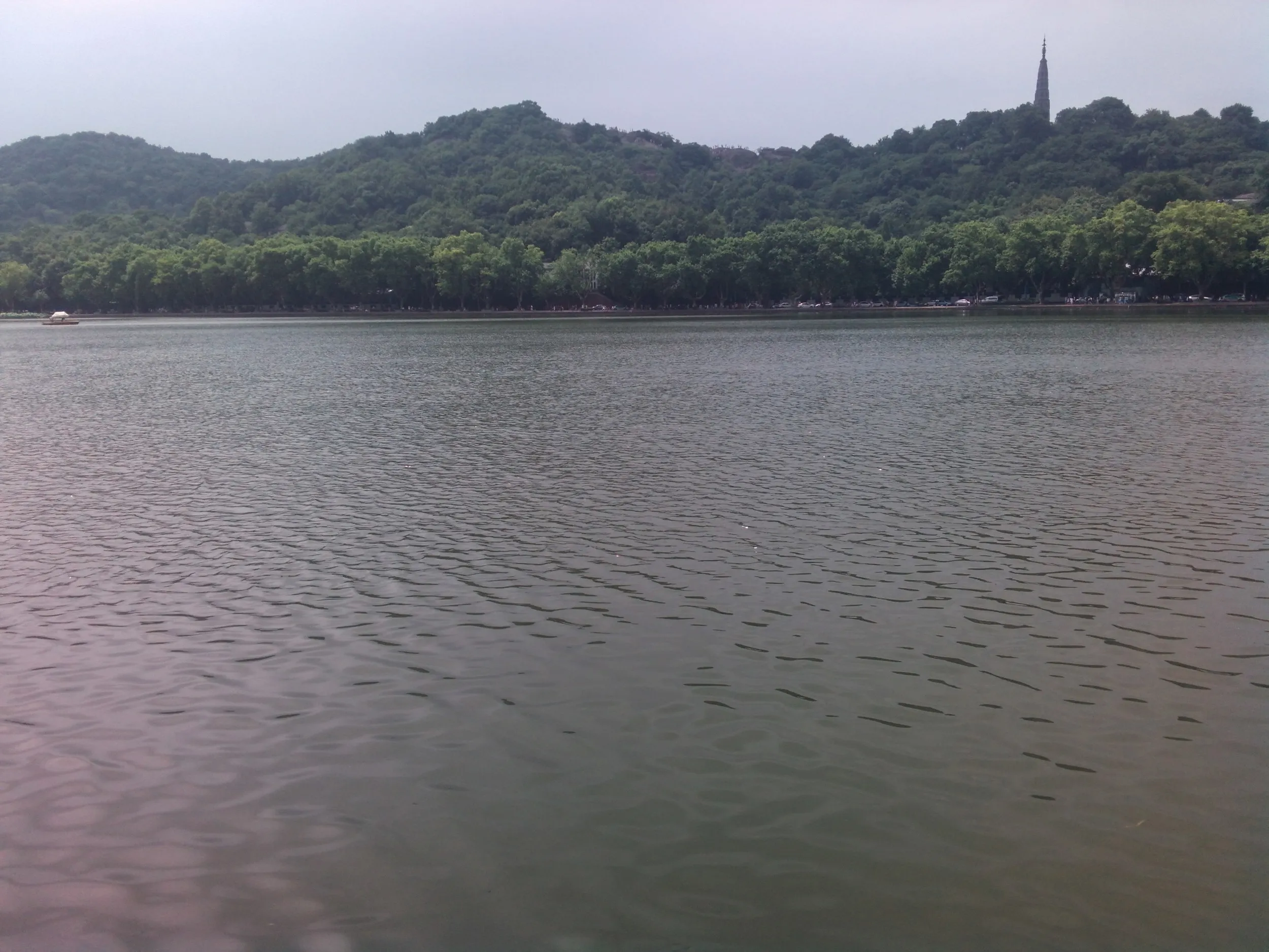 白堤から眺めた西湖の風景