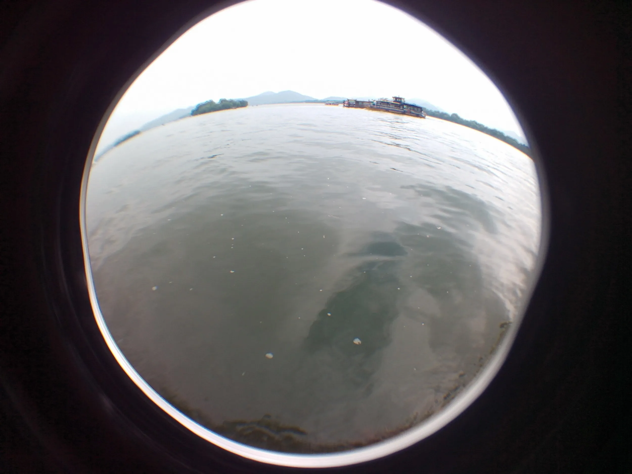 小島付近から西湖を眺める