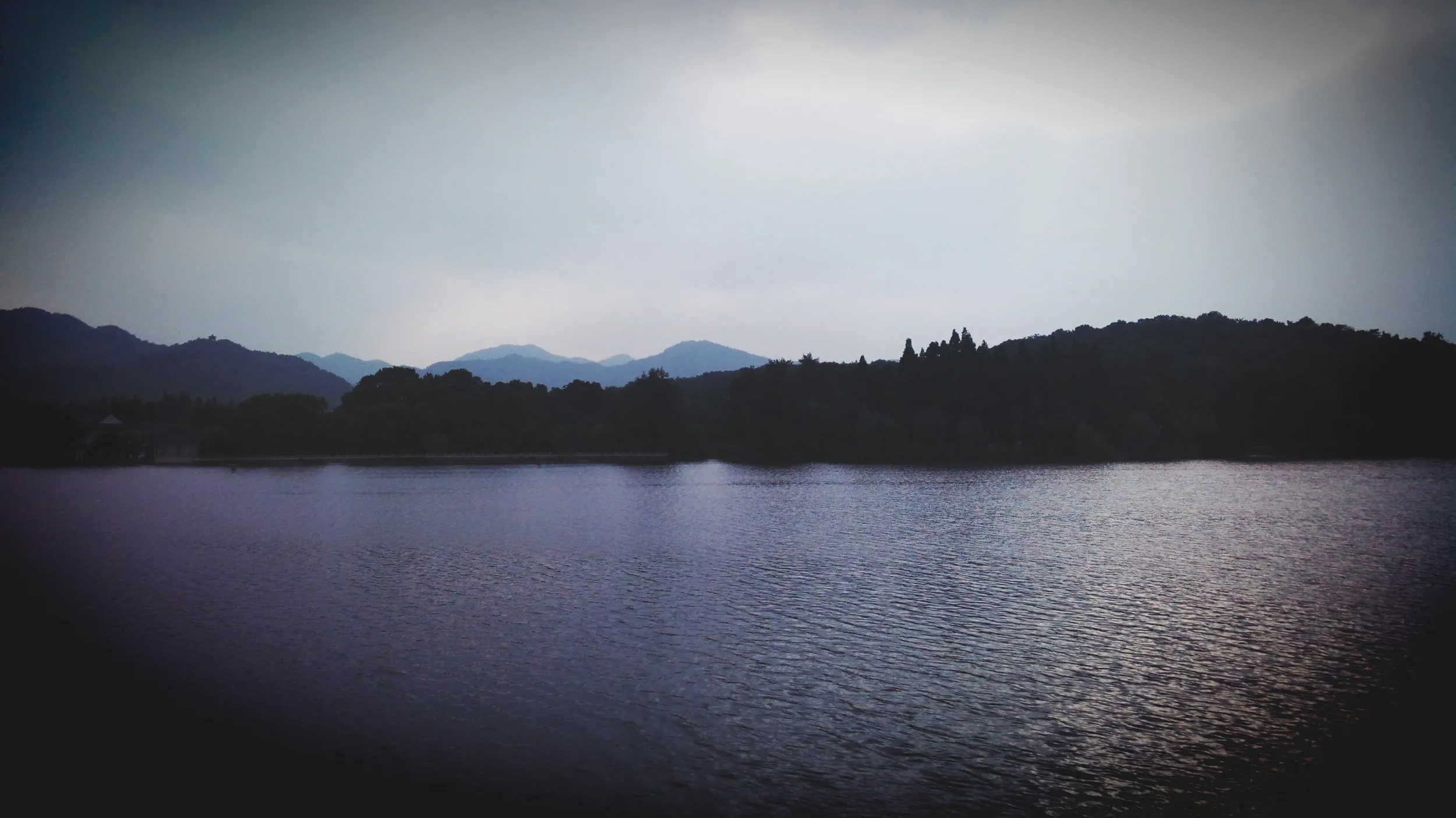 蘇堤から山を望む