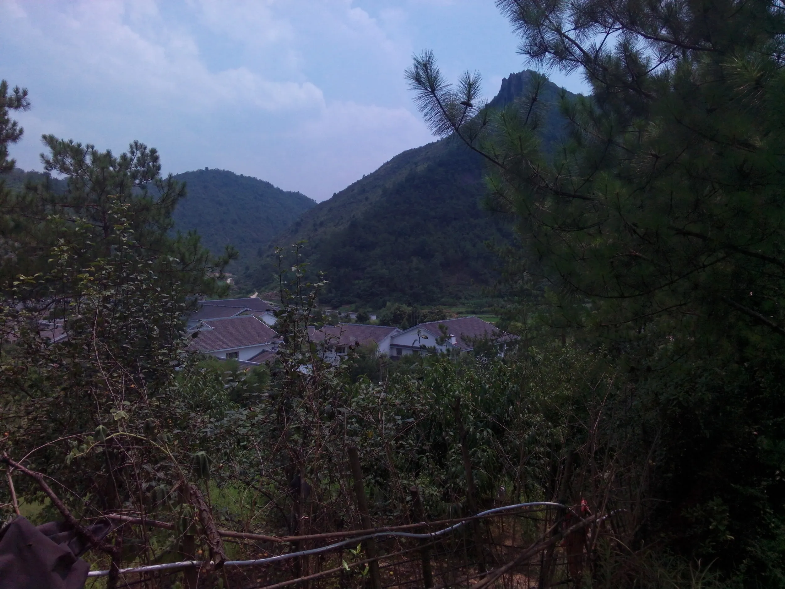 休憩所から山々と集落を眺める