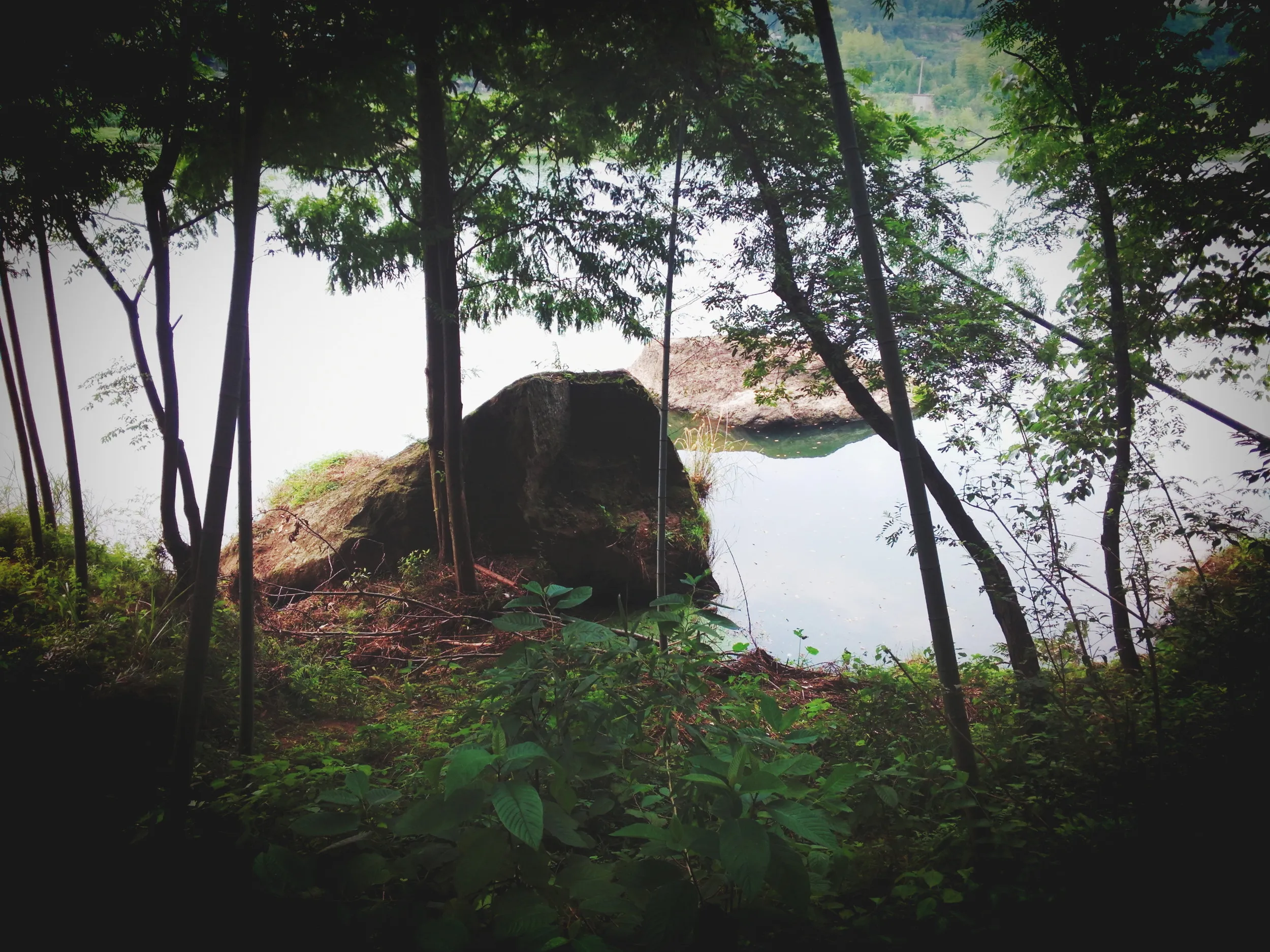 小赤壁の川辺の大きな岩