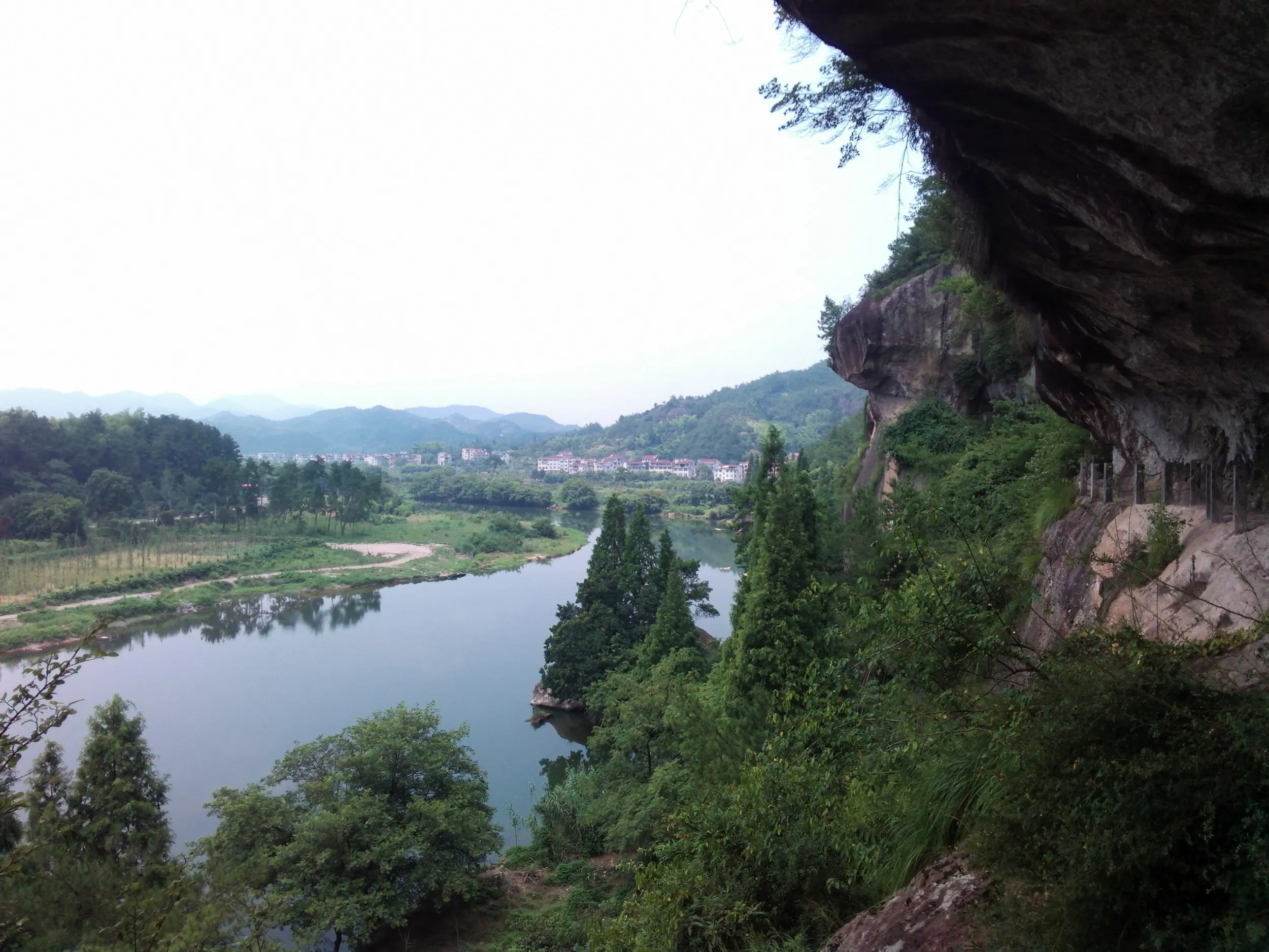 小赤壁の崖の上を歩く