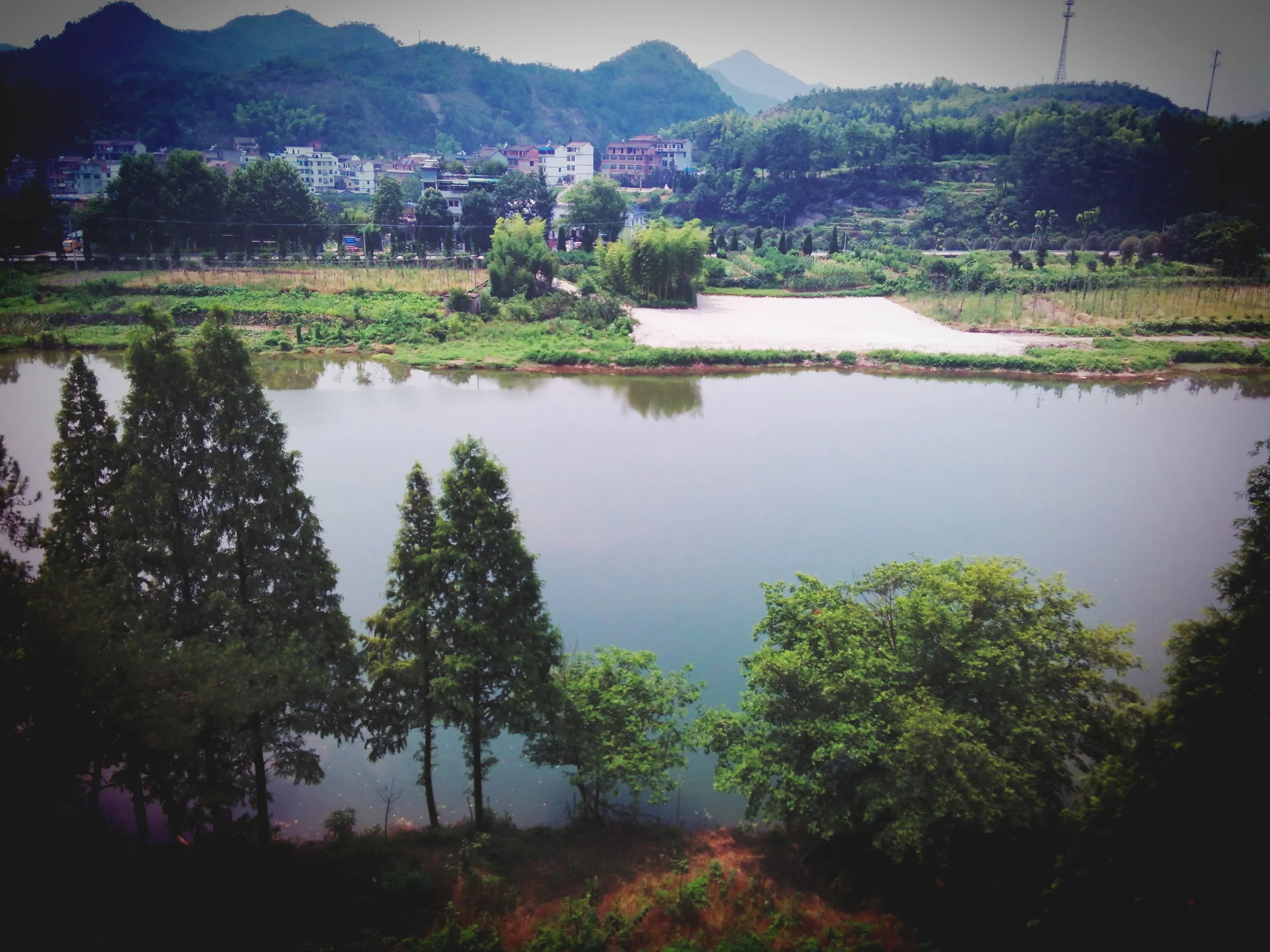 崖の上から河と山々を眺める