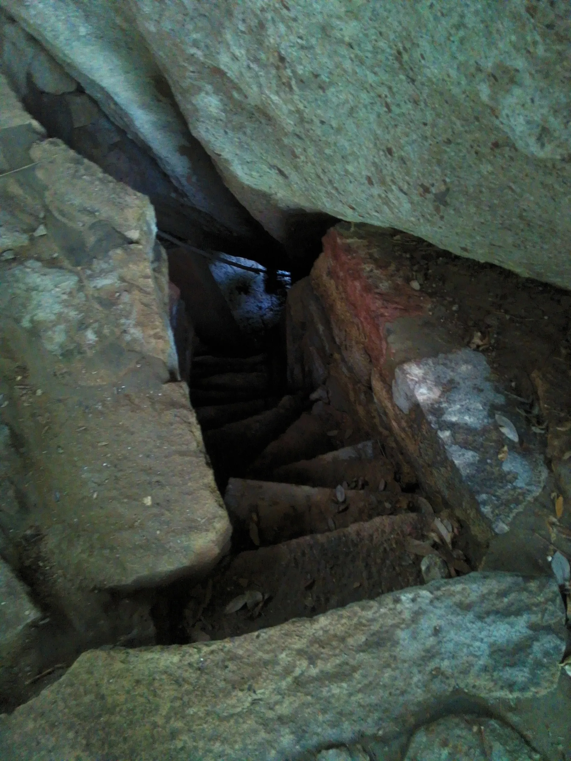 巨石の下に続く階段