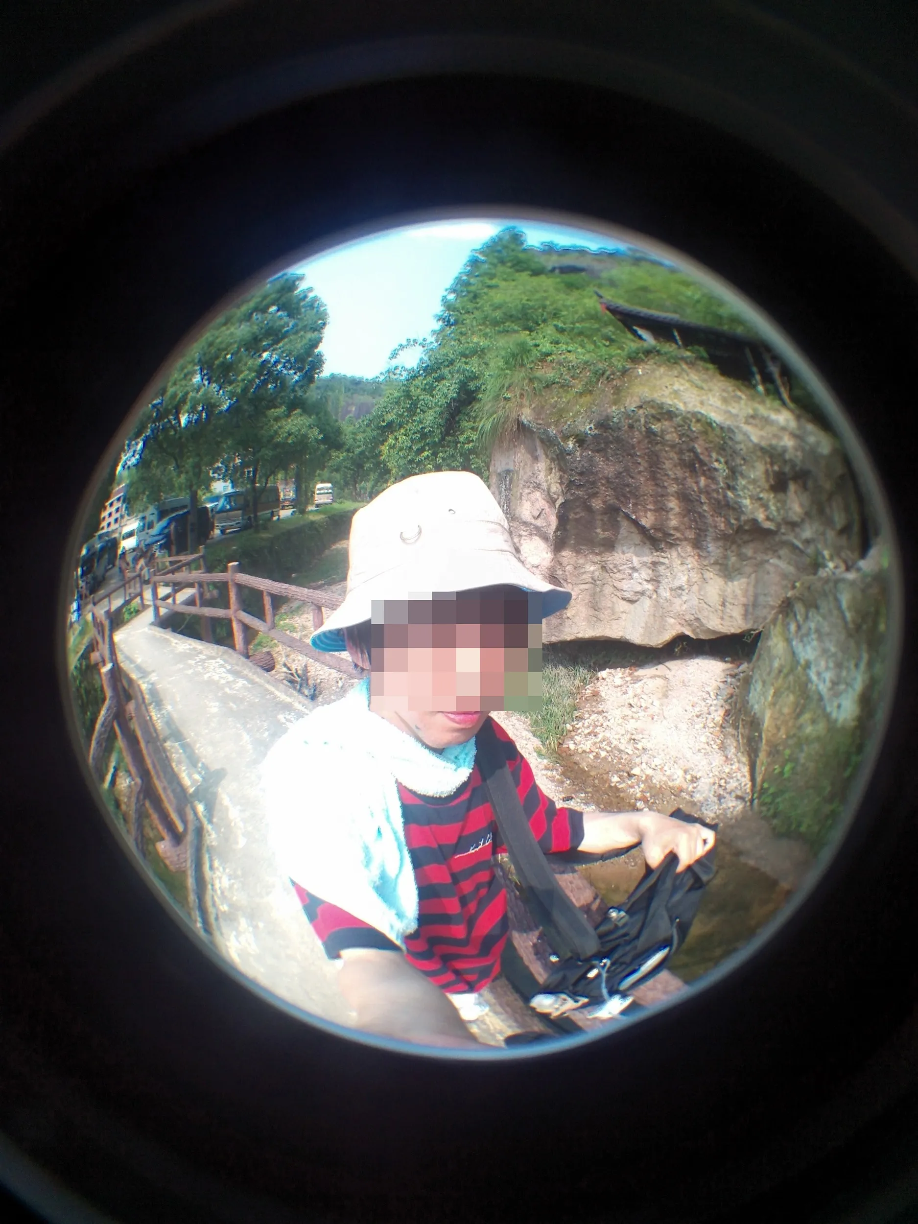 大肚岩前で記念撮影