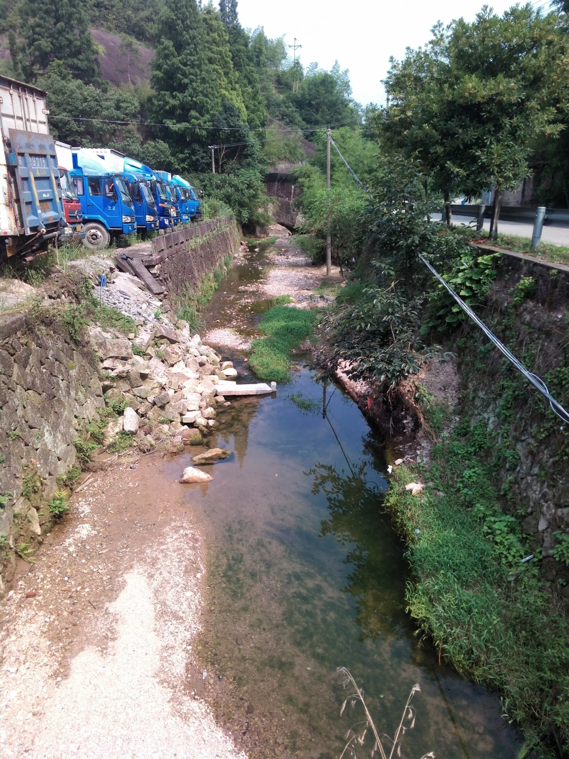 小赤壁前にある孵化場