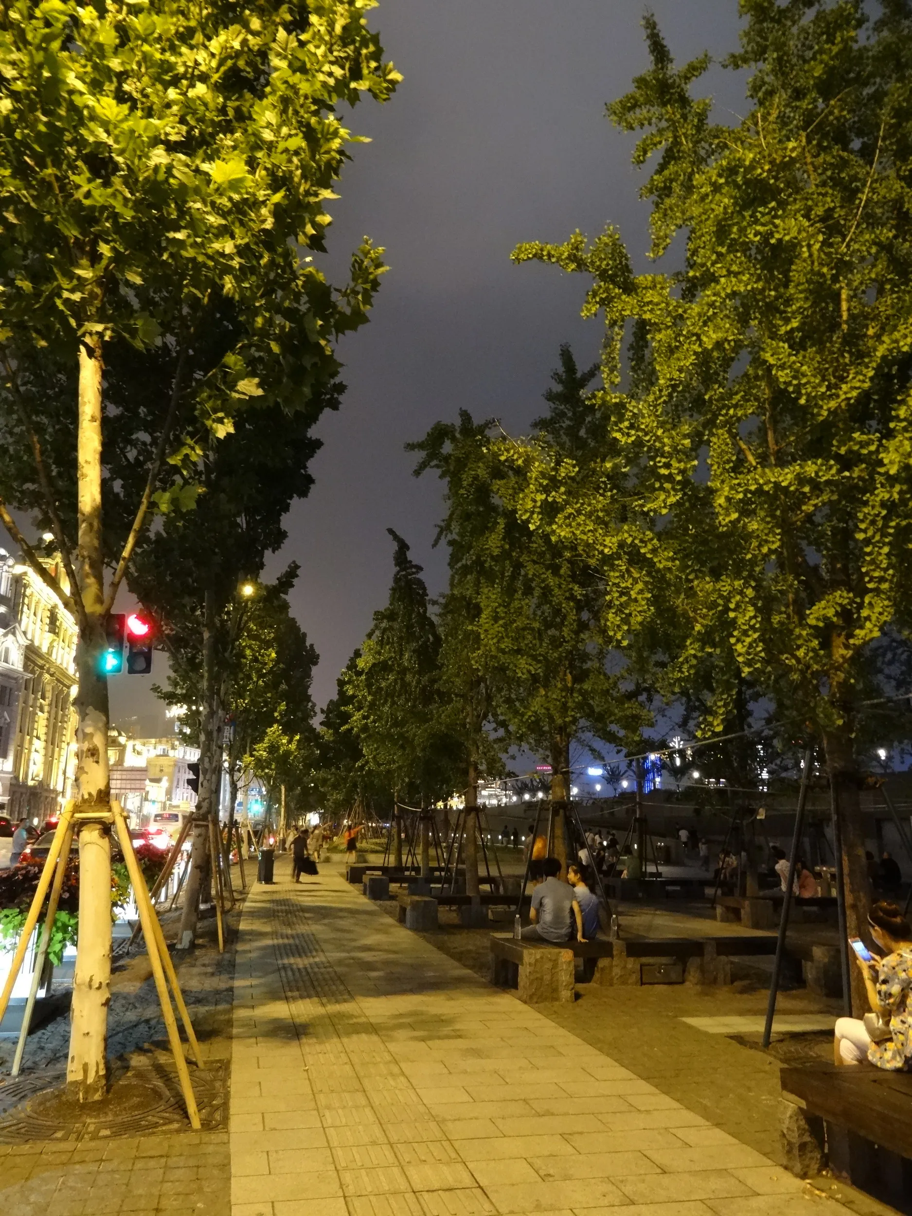 夜の外灘を散歩