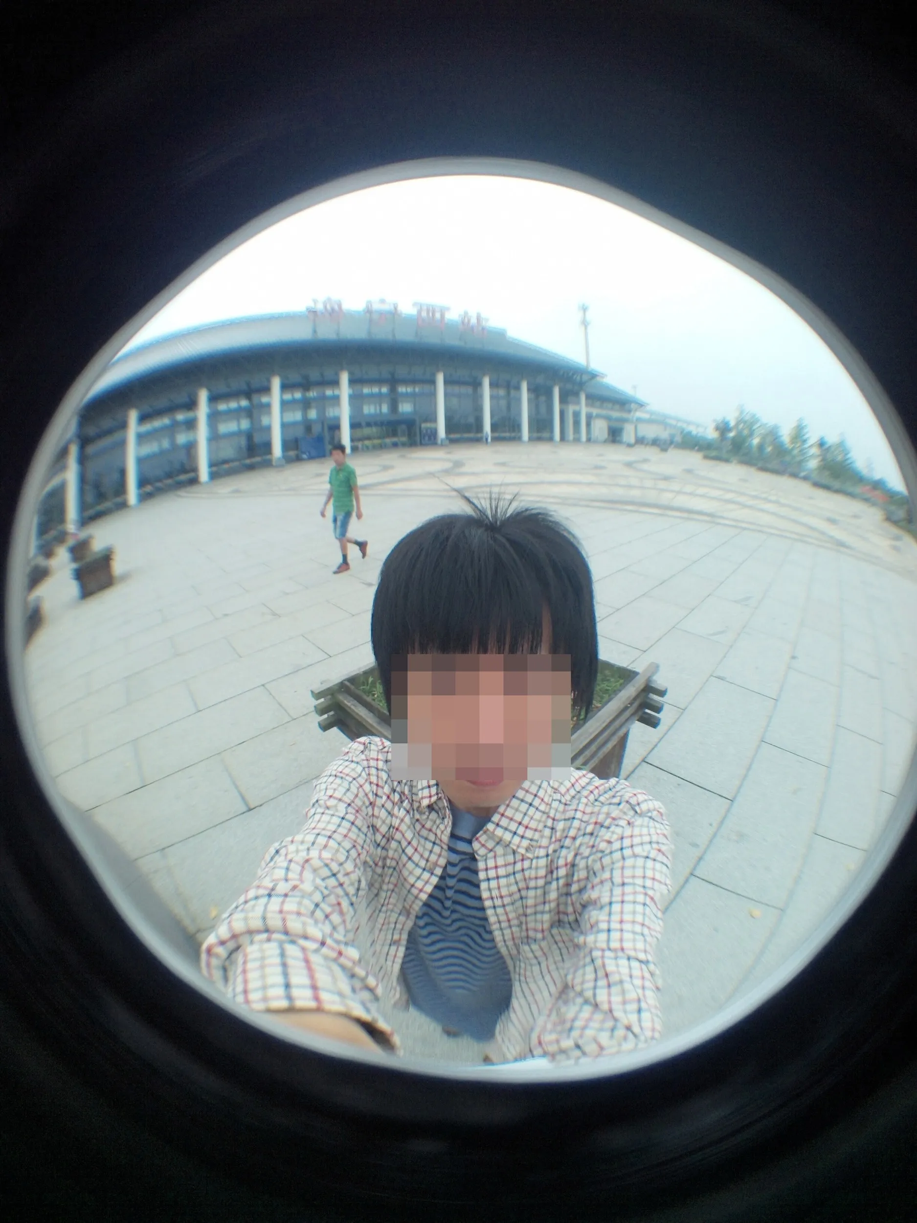 海寧西駅前の広場で記念撮影