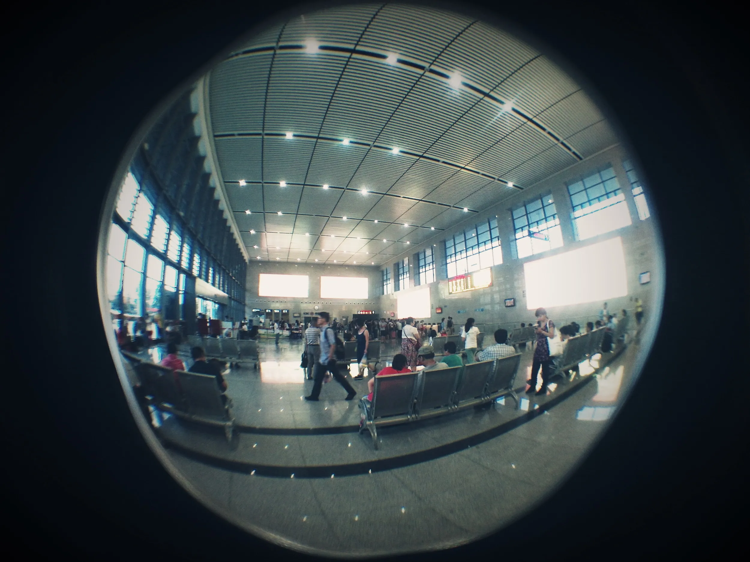 海寧西から上海駅へ高速鉄道に乗り鉄して戻る。待合室