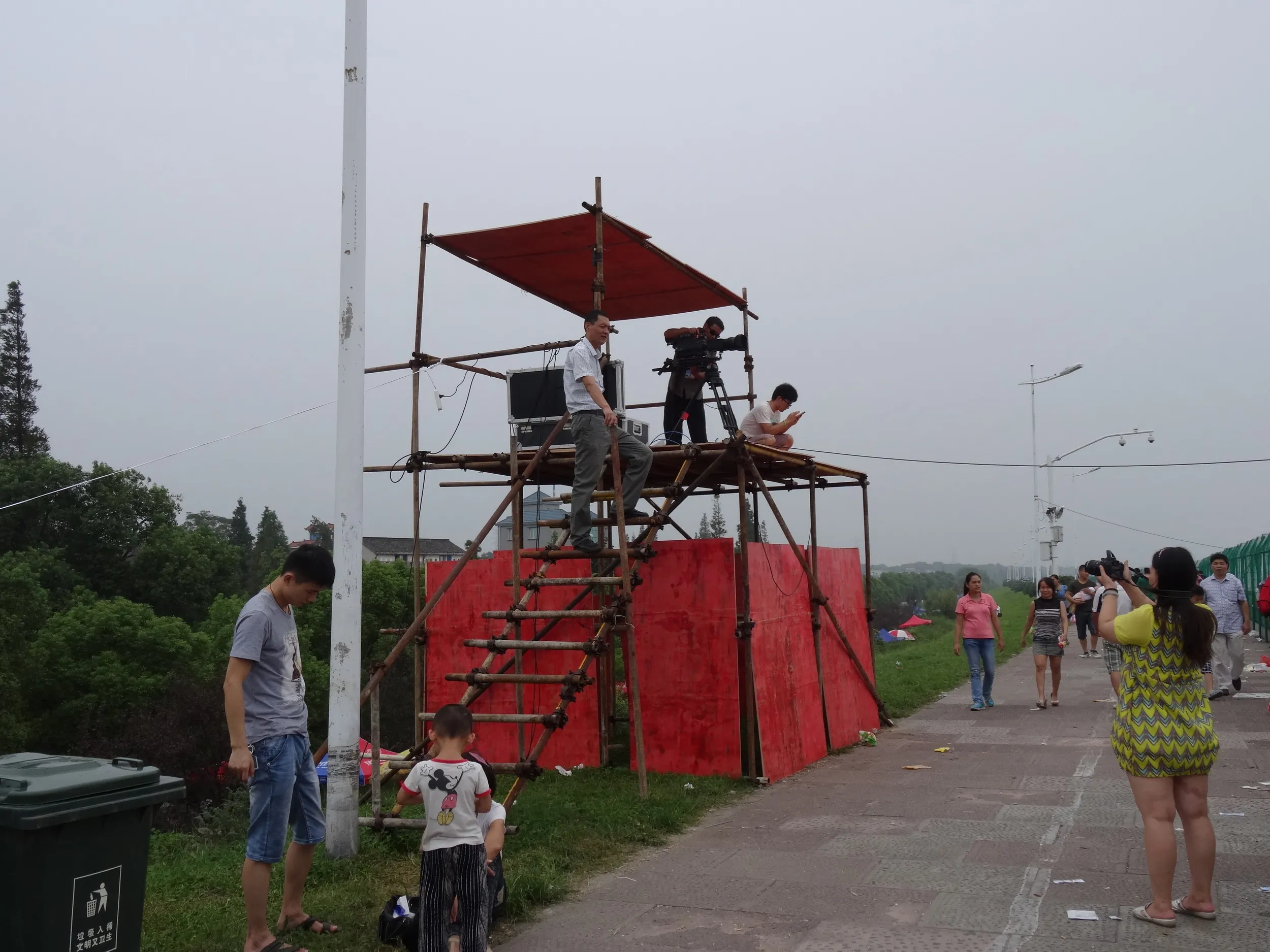 回頭潮とTV局のカメラ