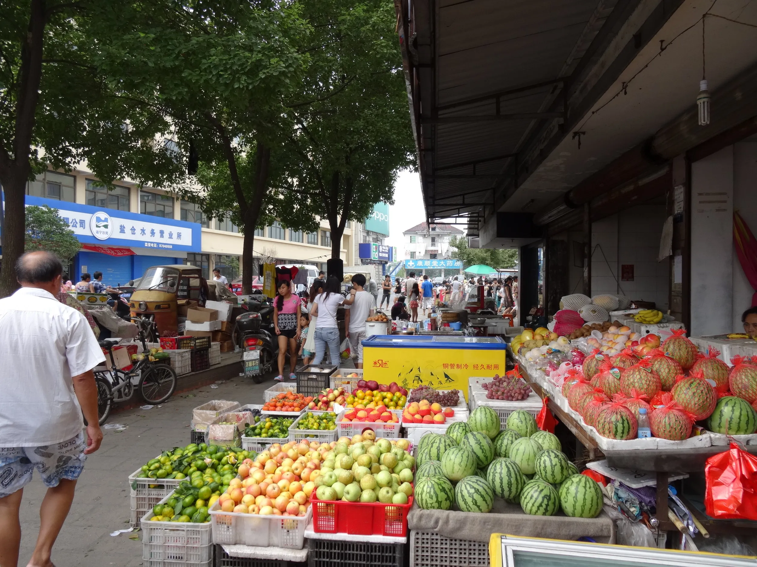 露天商が並ぶ一角