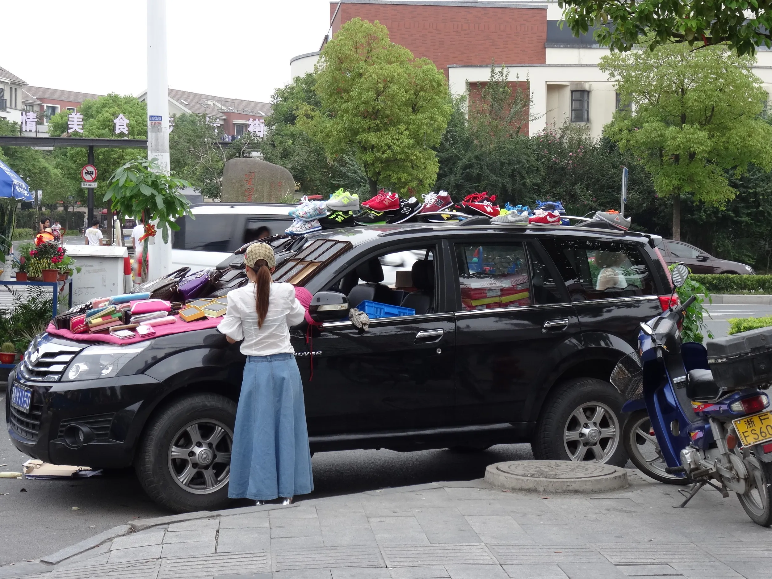 車に商品を並べてる人