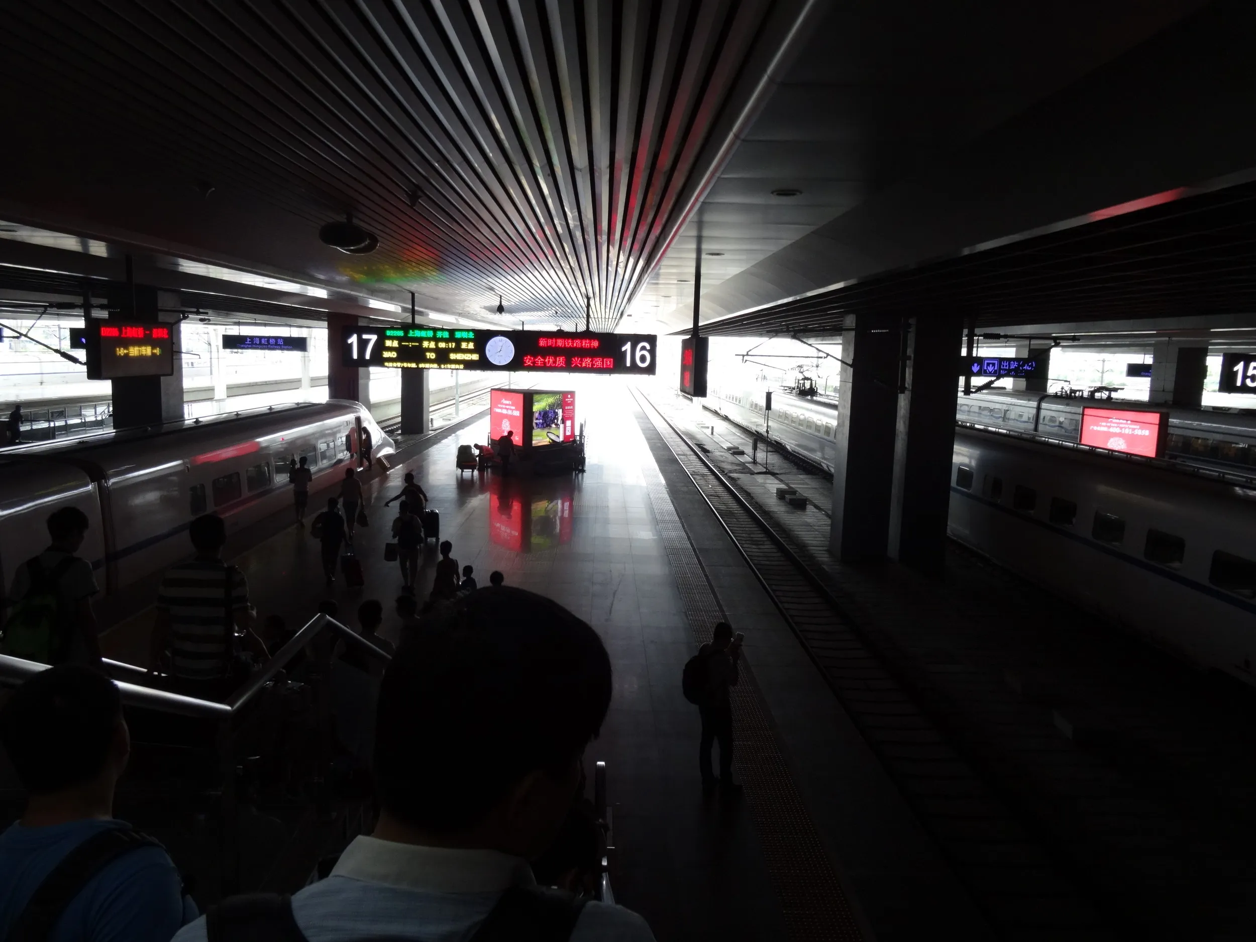 エスカレーターを降りる