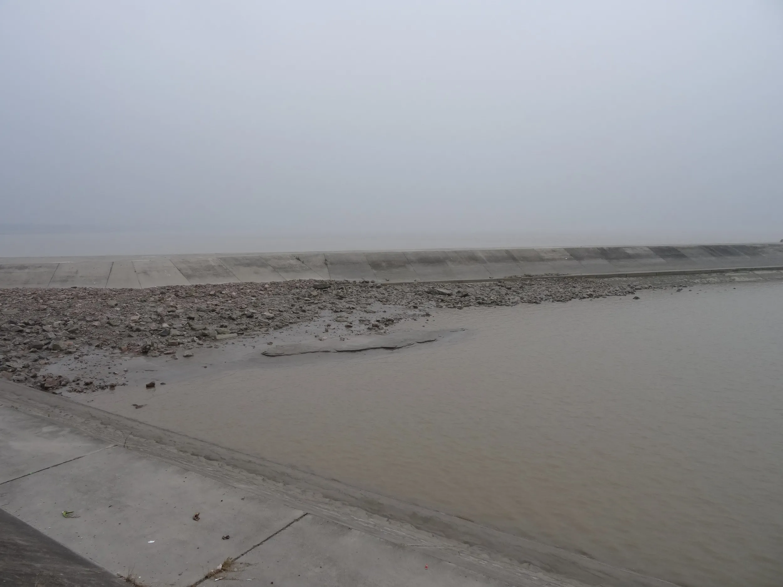 堤防と銭塘江の風景