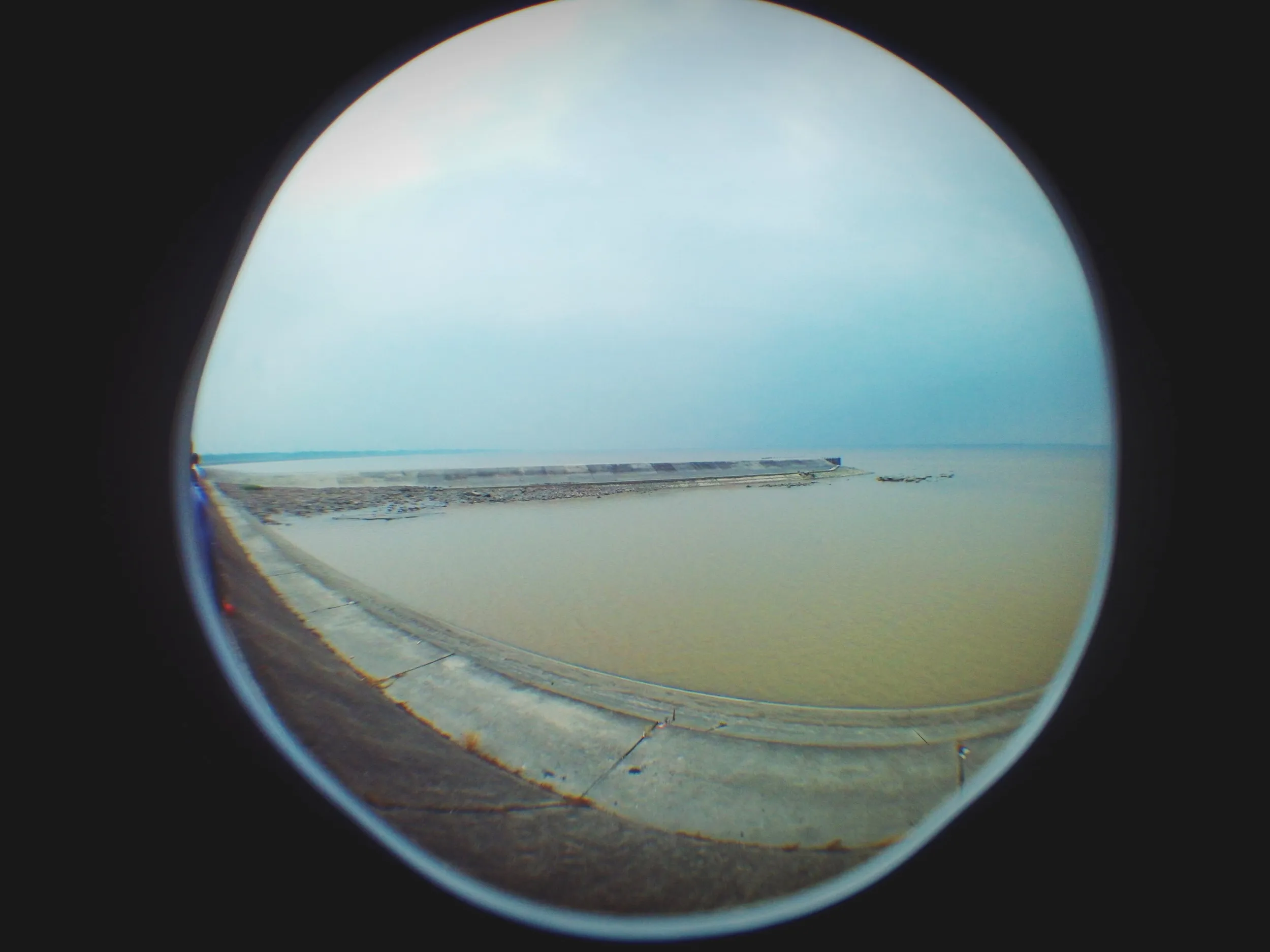 堤防と銭塘江の風景