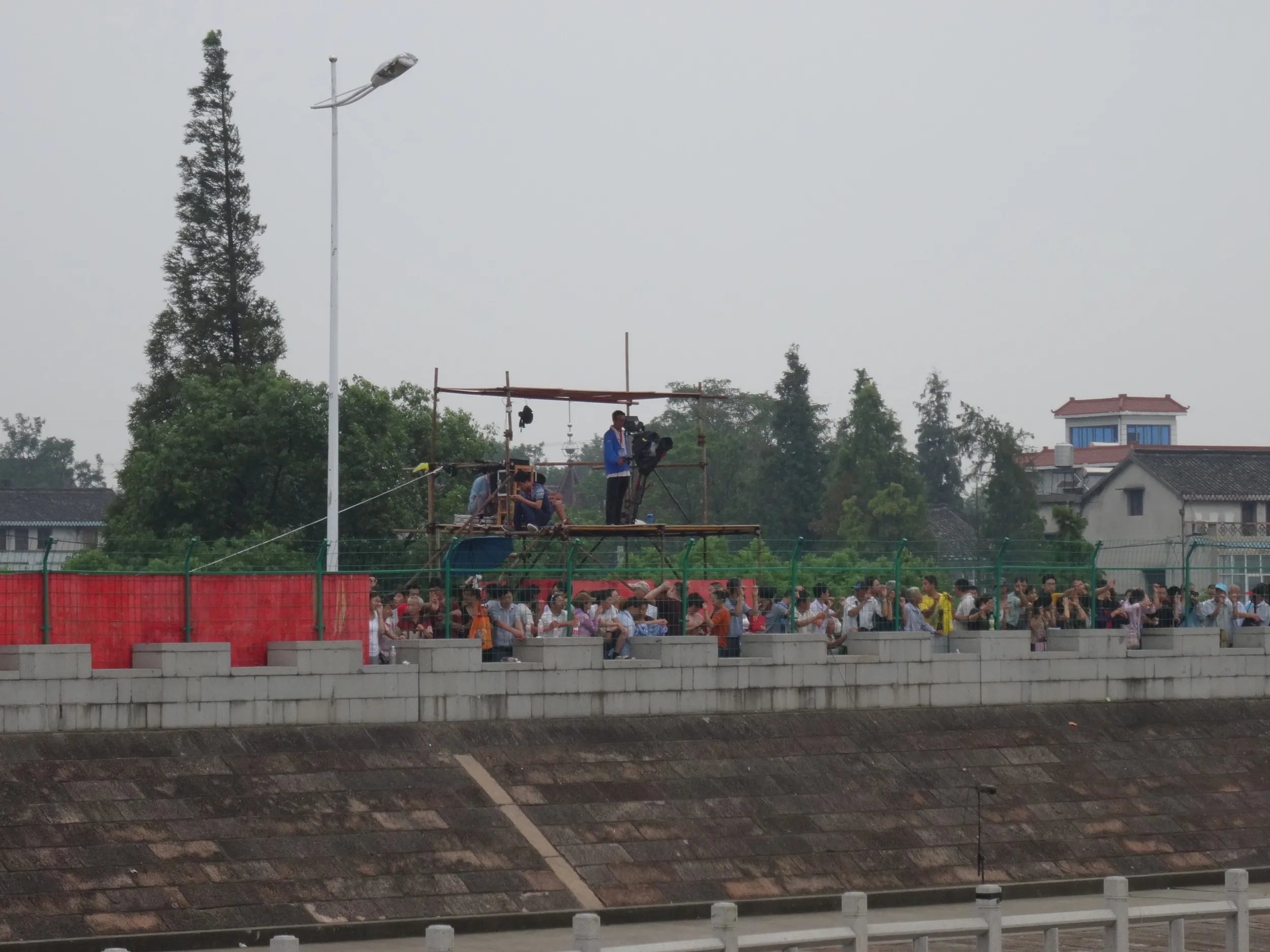 大潮、逆流を待つ人々