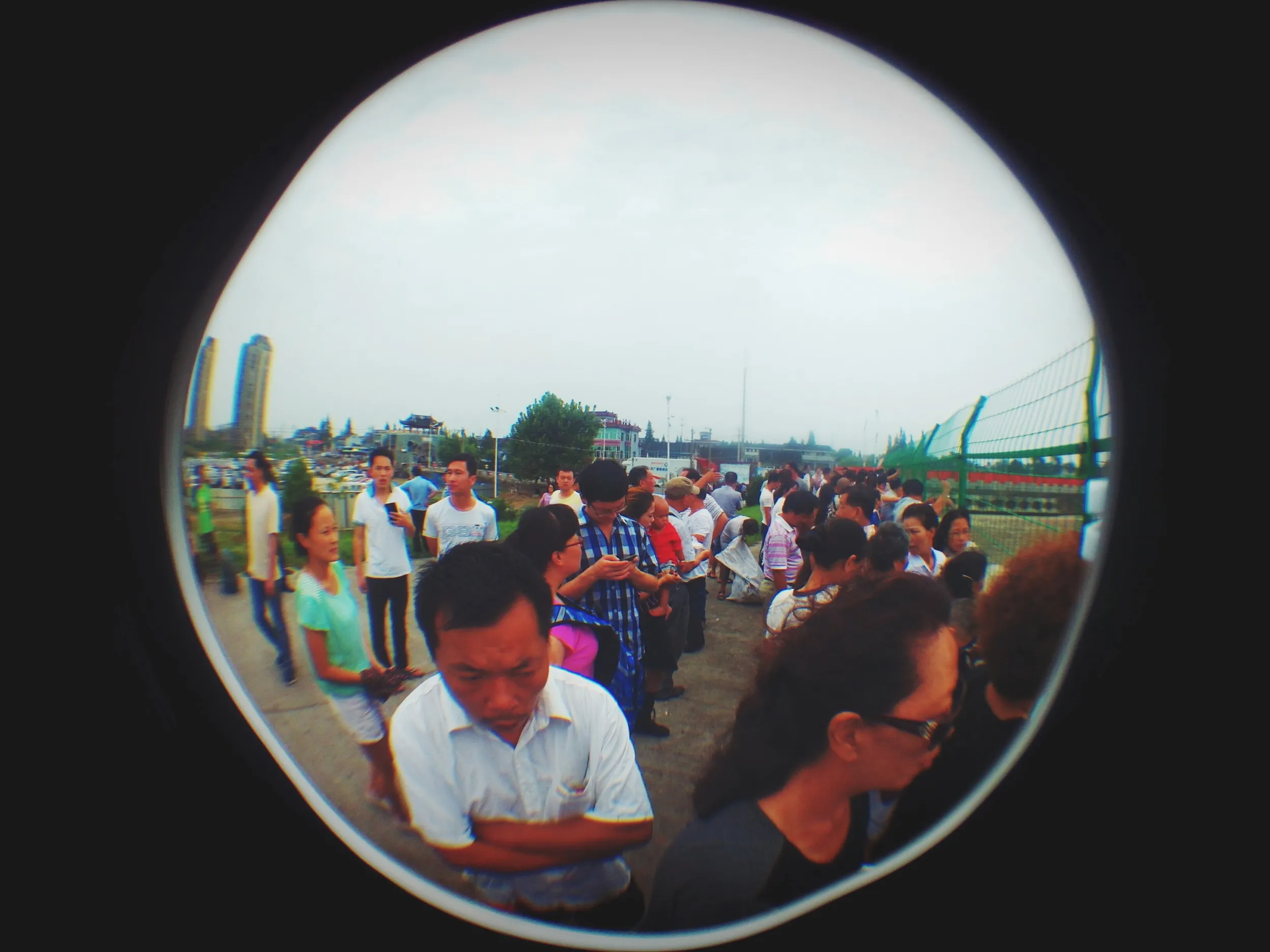 逆流・大潮を待つ人々