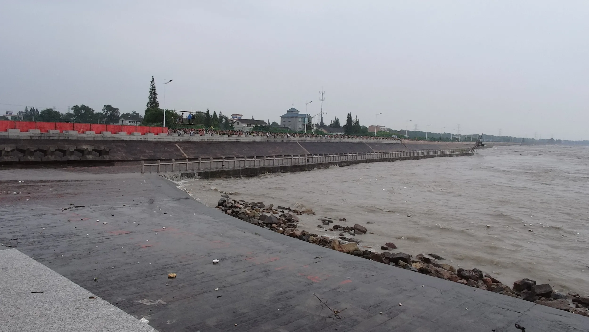 銭塘江の大潮・逆流を見る