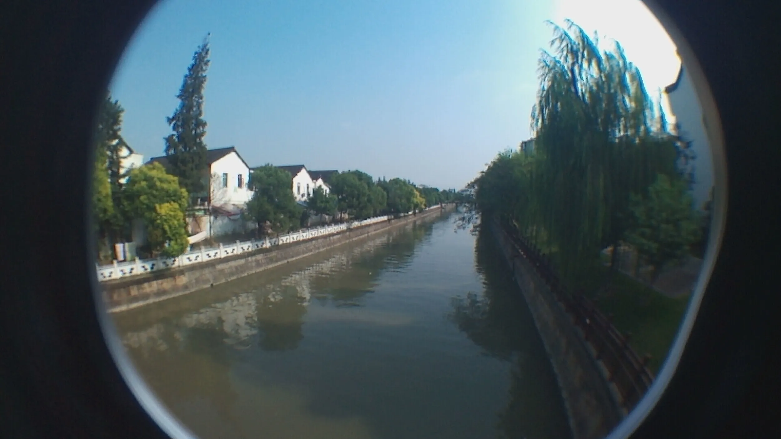 橋から運河を眺める