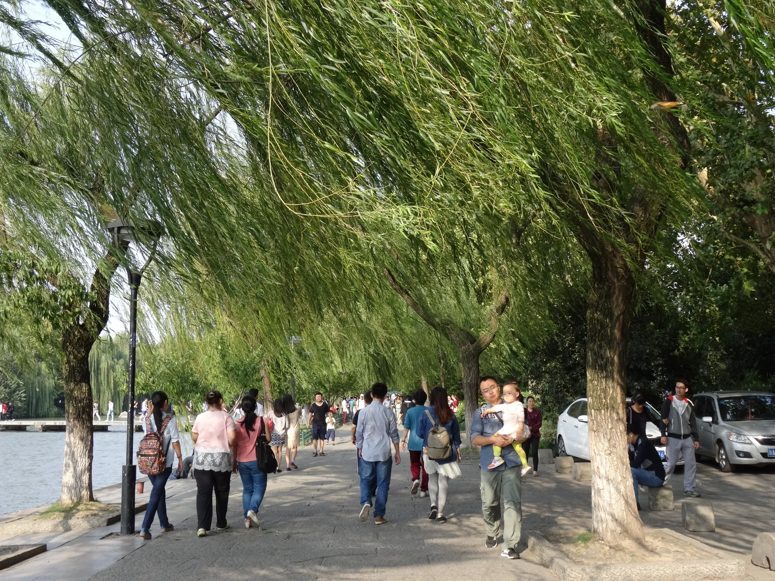 西湖の畔を散歩