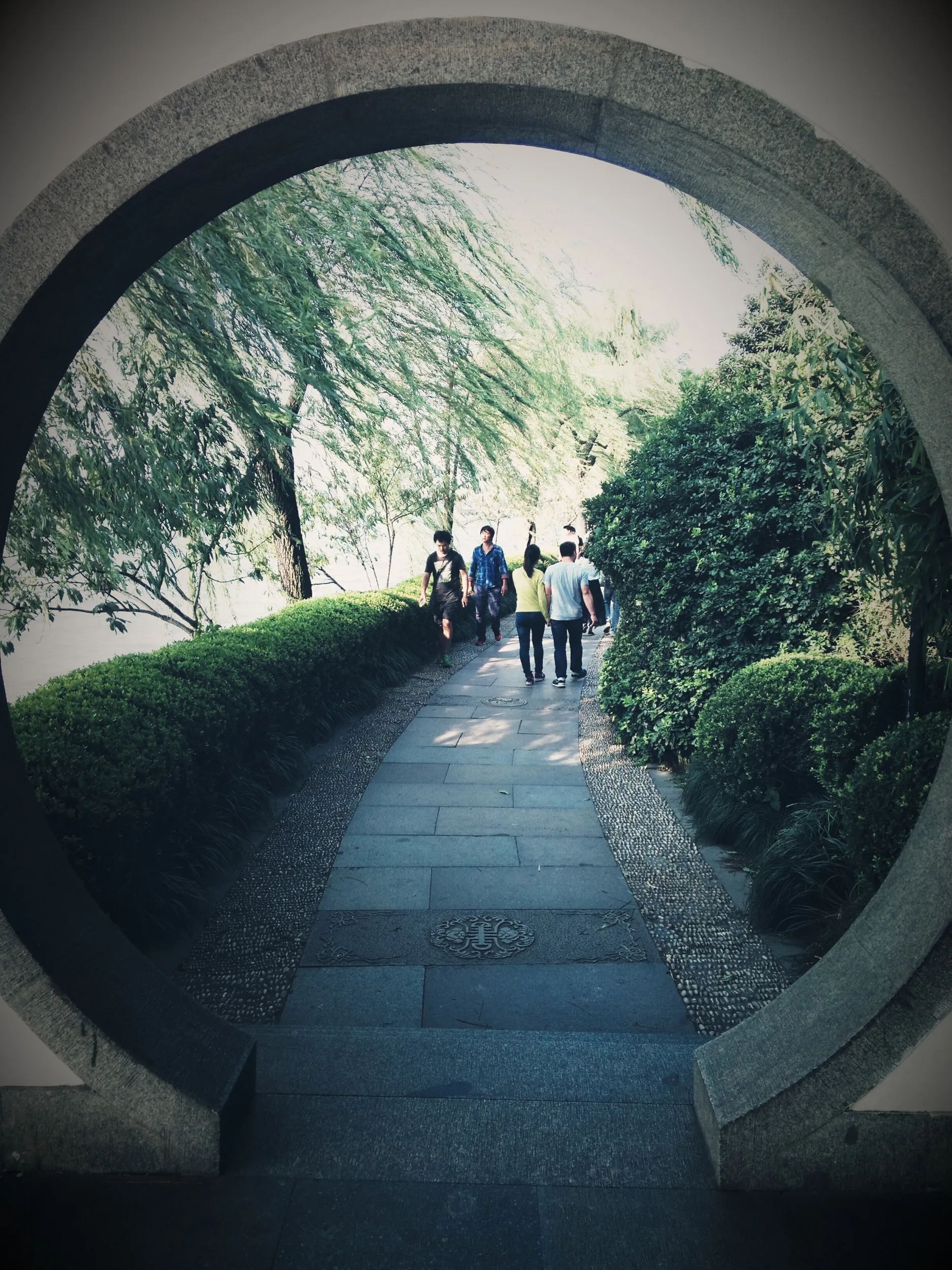 西湖の畔を散歩