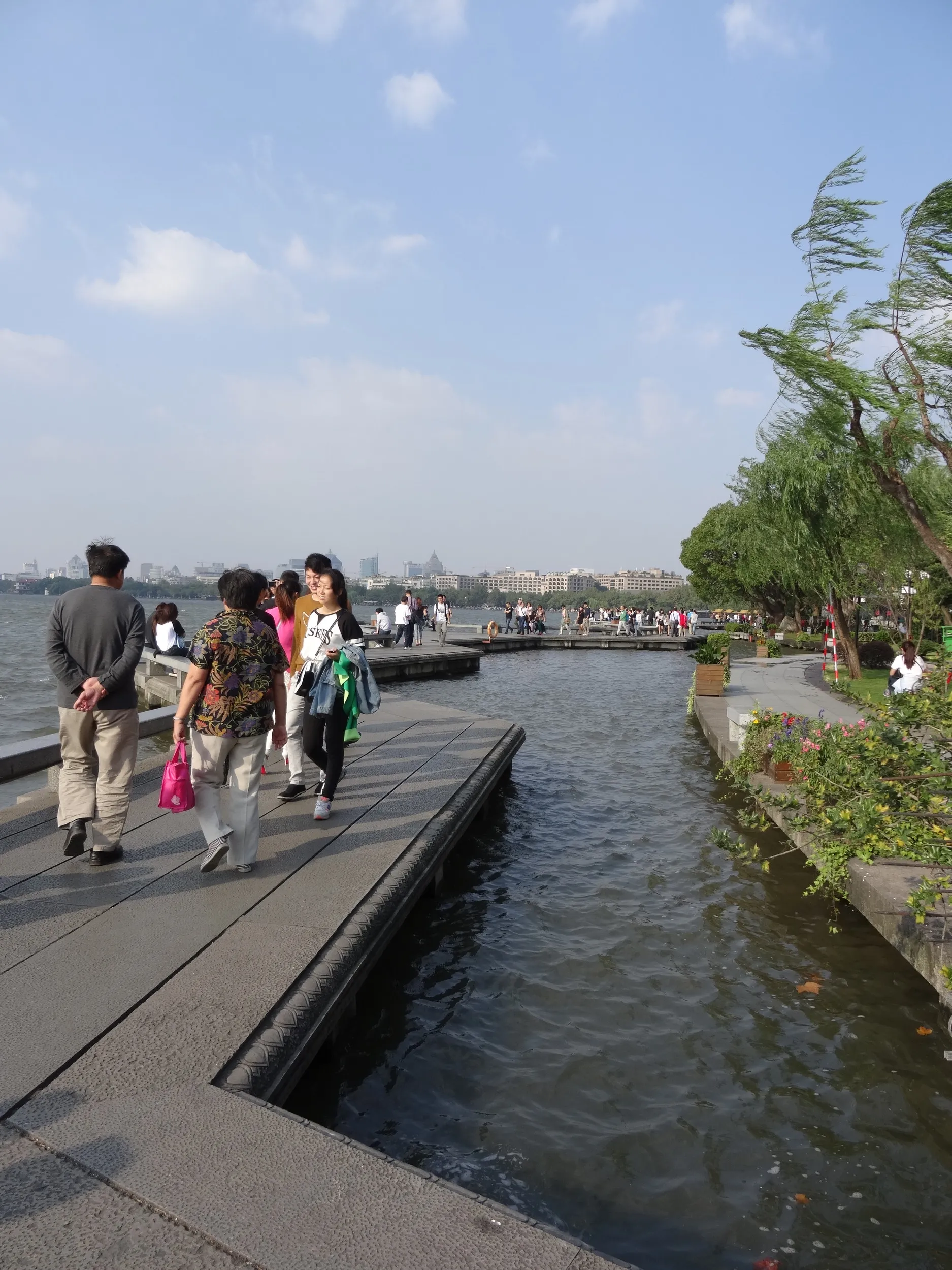 西湖の畔を散歩