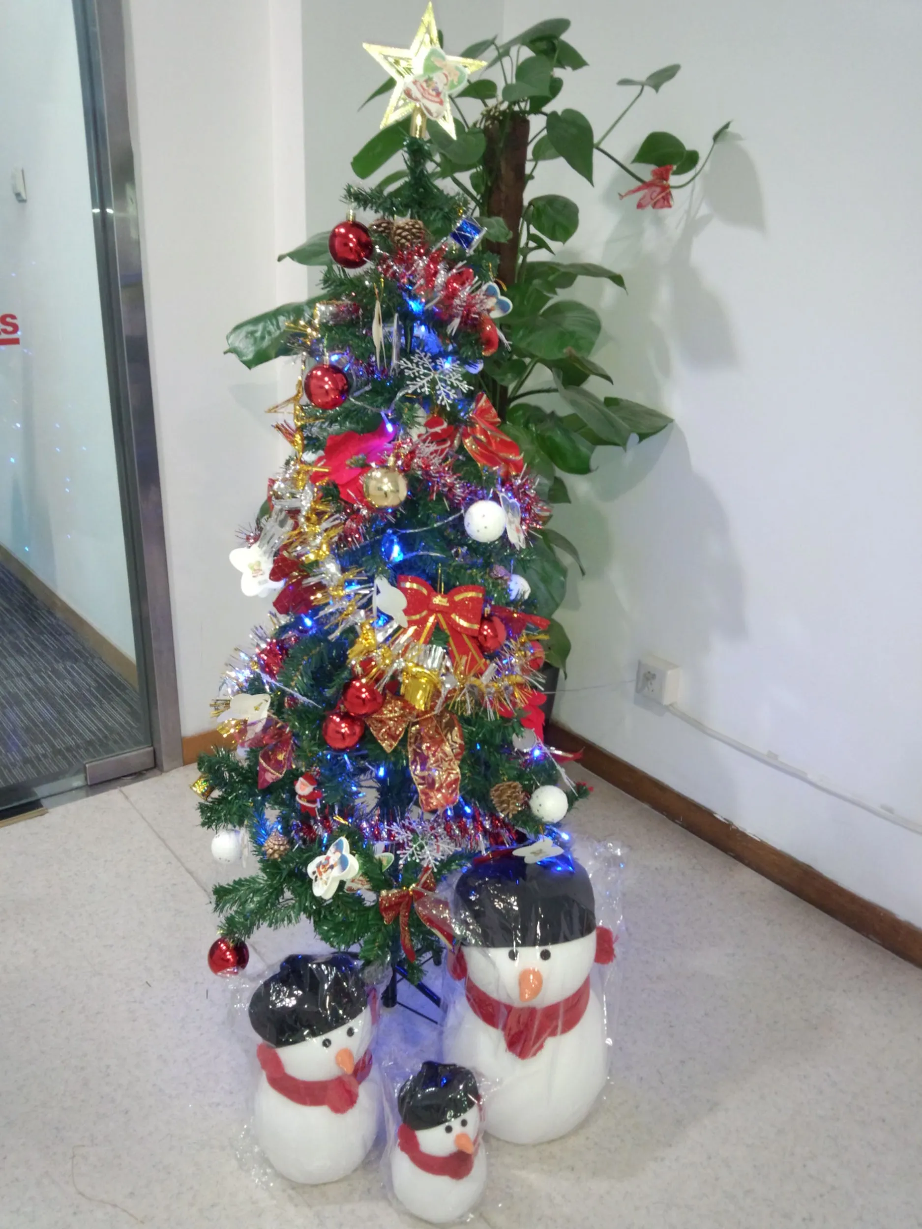 クリスマス前の会社の飾りつけ