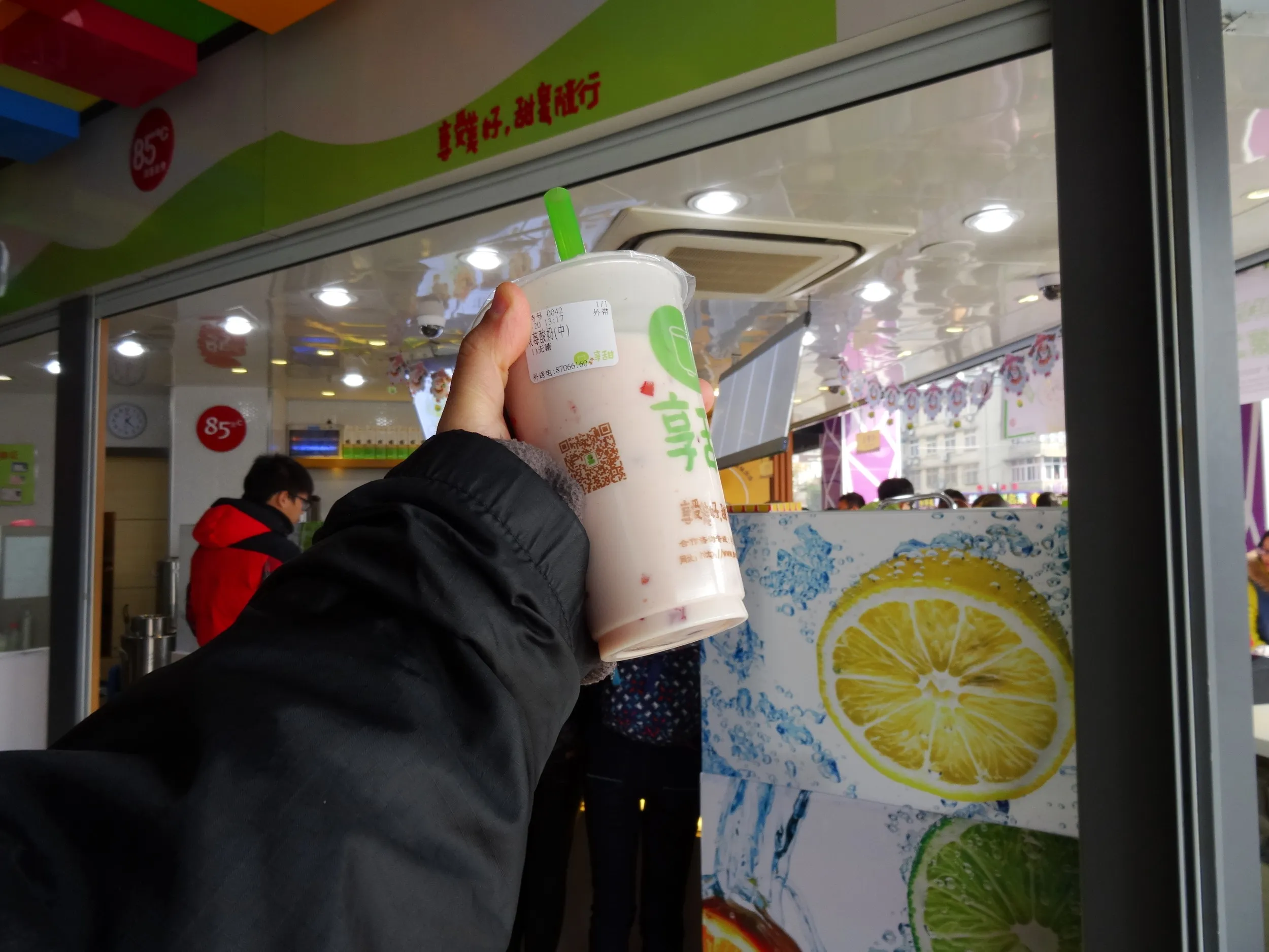 龍翔橋付近でヨーグルトを購入