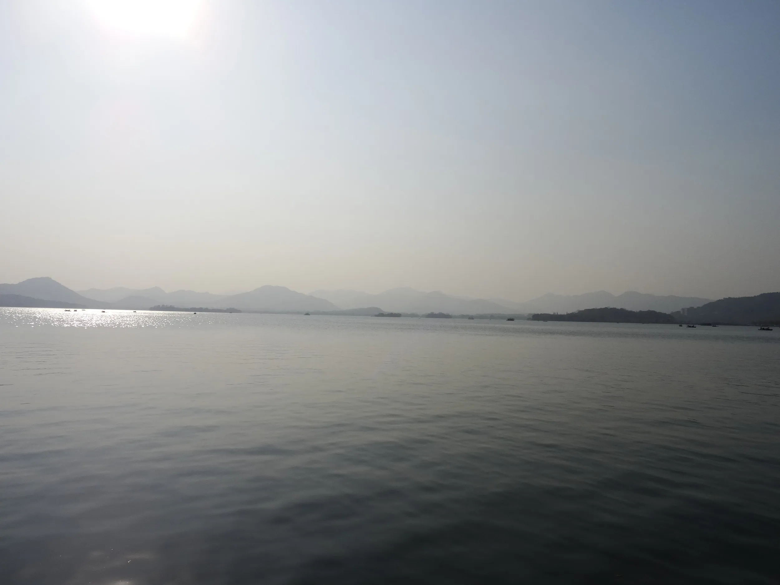 西湖を散歩しつつ観光