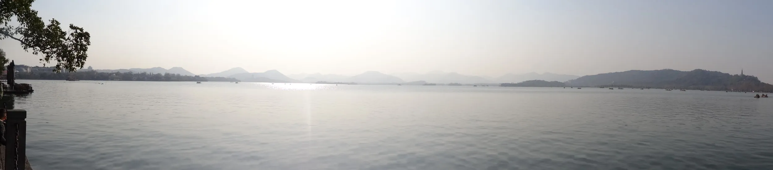 西湖のパノラマ