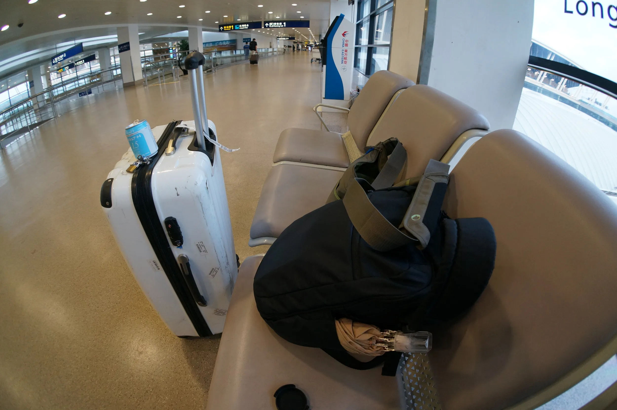 空港で寝転がる場所