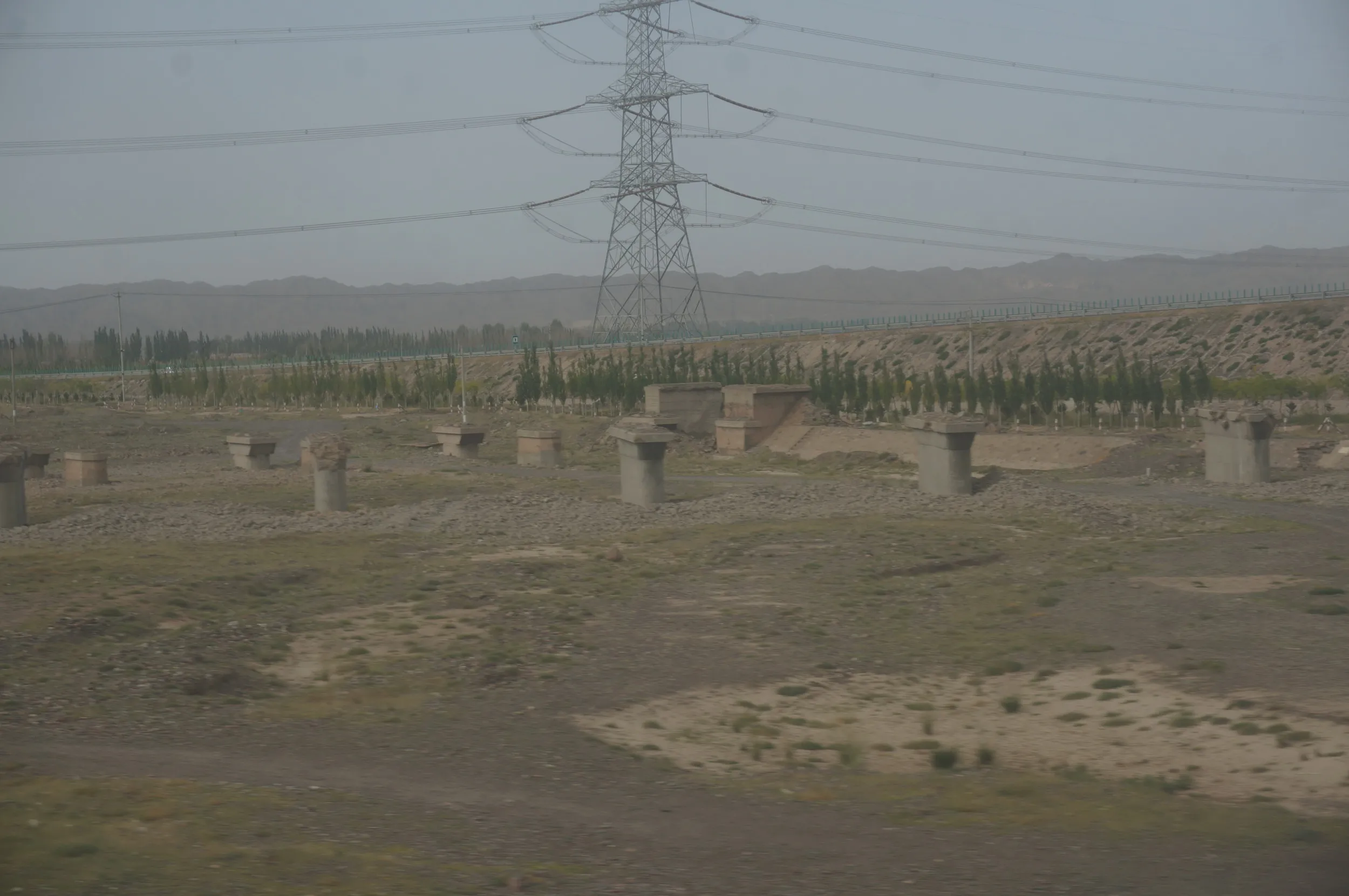 送電鉄塔と橋桁