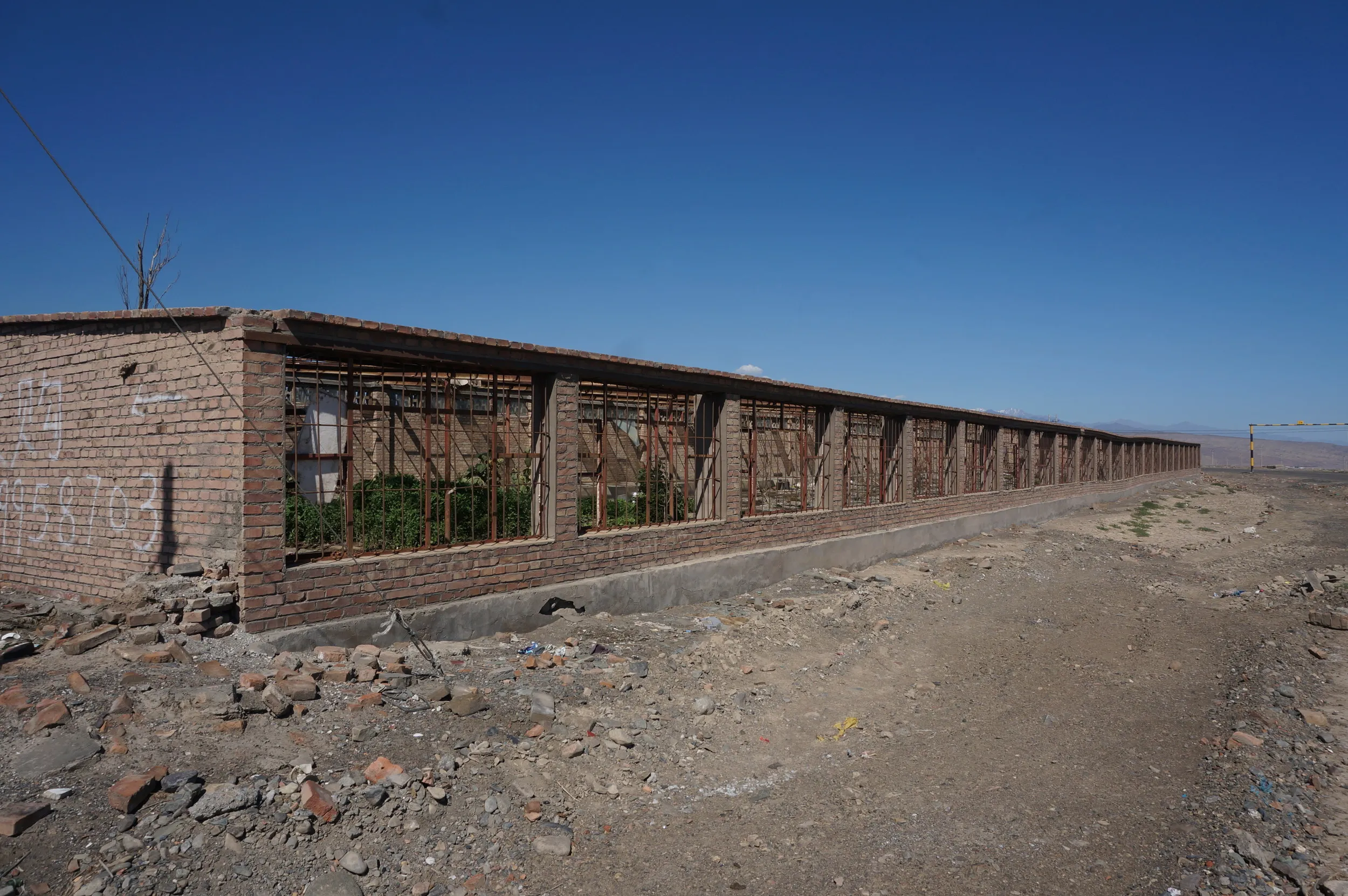 郊外の砂漠地帯へ向けて出発