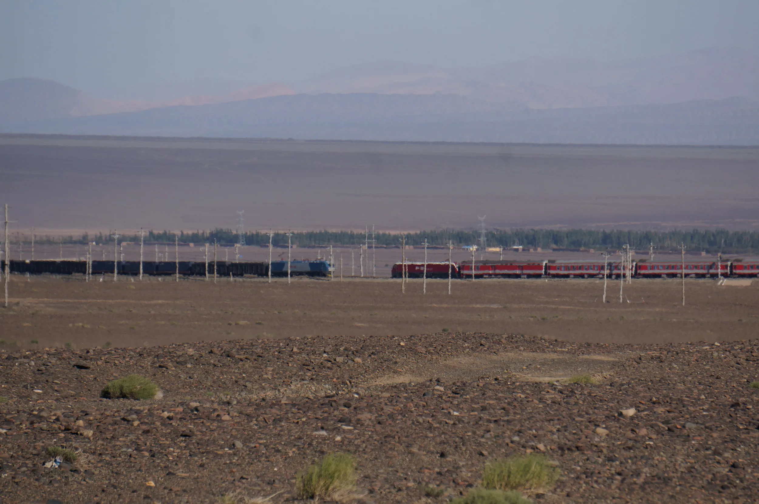 列車がすれ違う瞬間