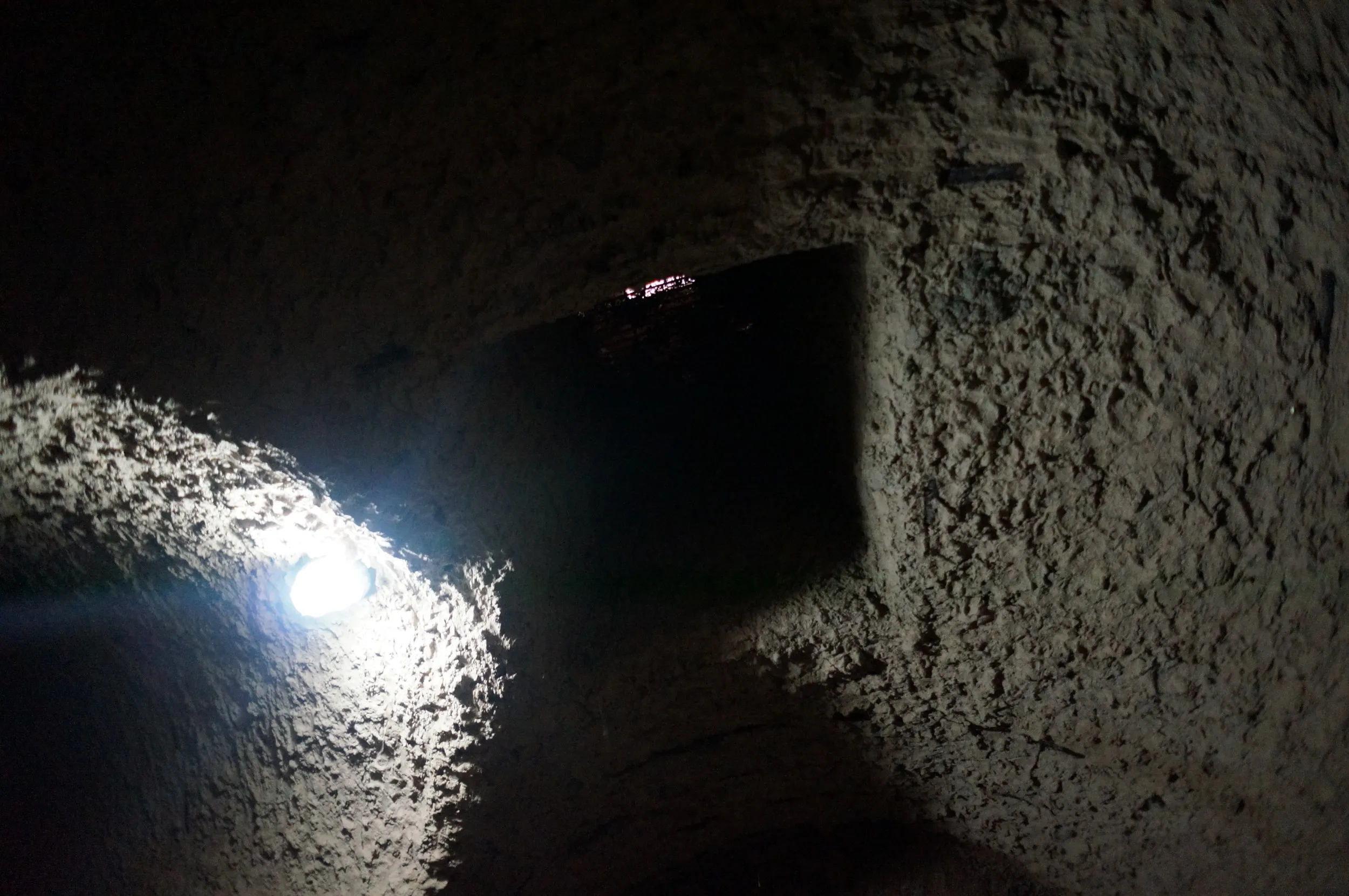 カレーズの水を汲む