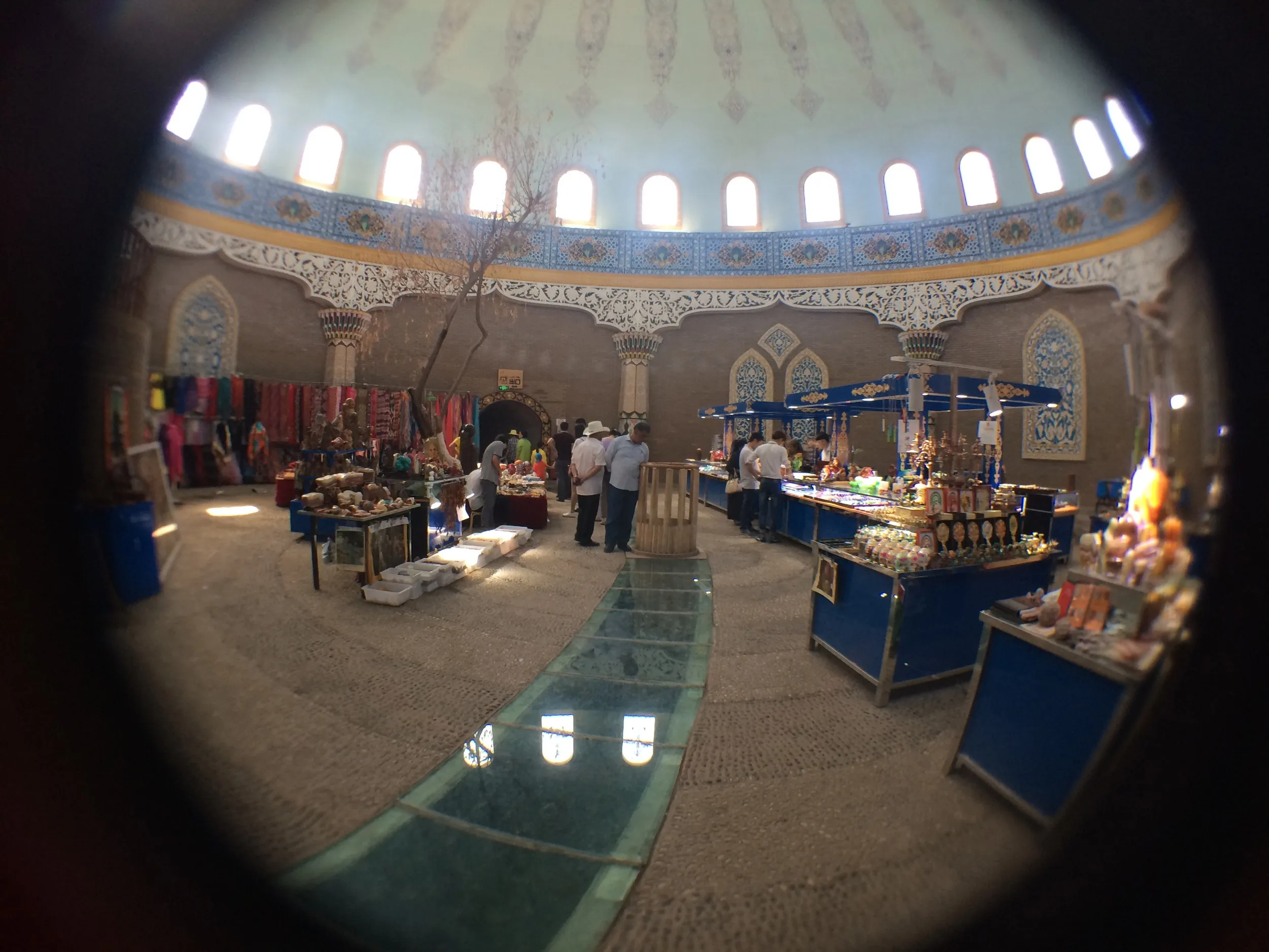 青いドームの建物内部