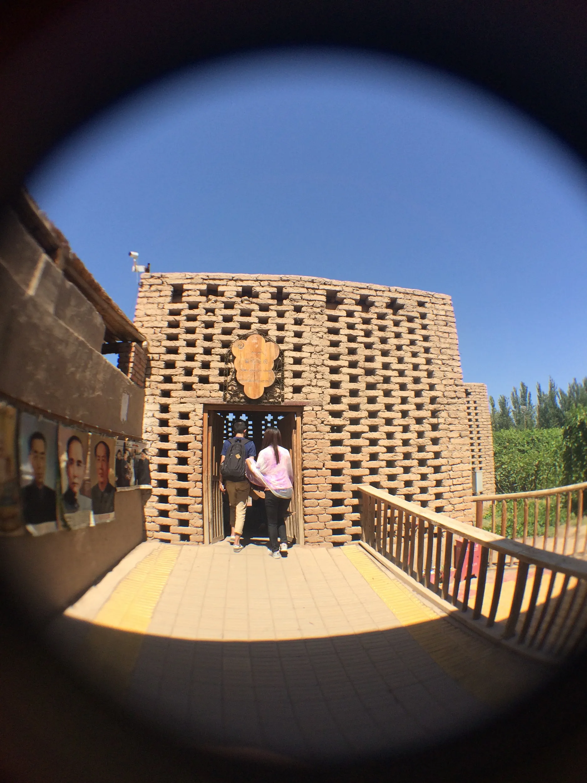 葡萄を干すレンガ造りの建物