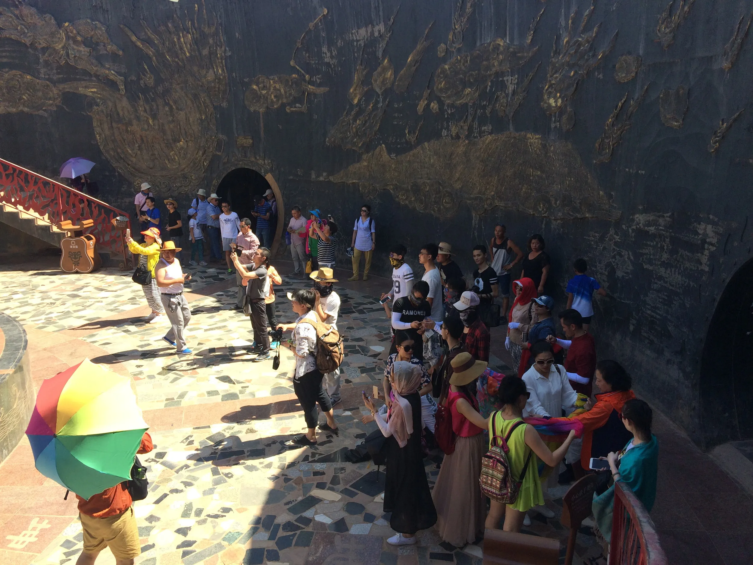 巨大温度計周辺の観光客